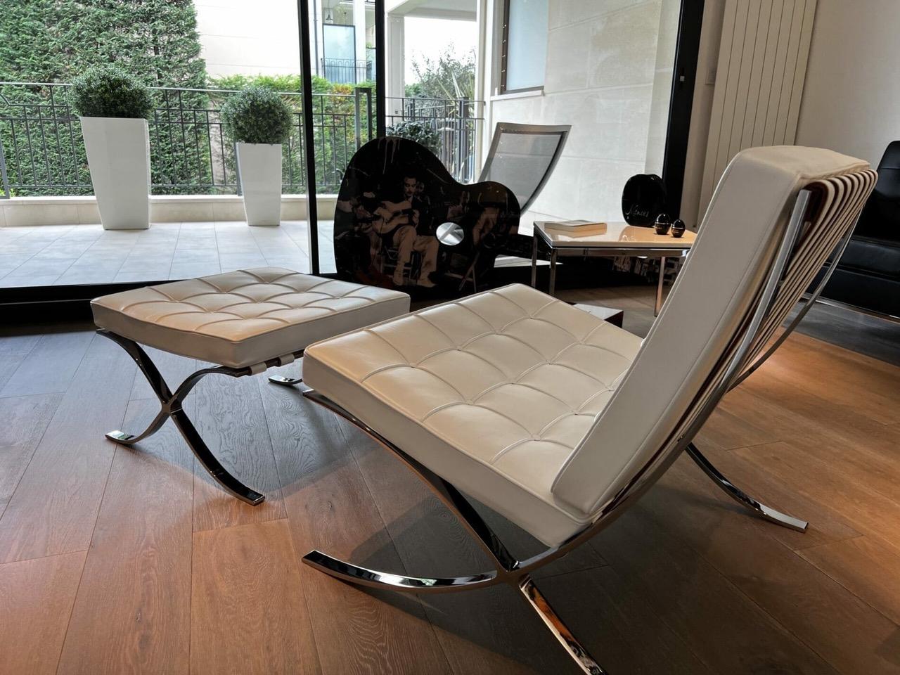 Fauteuil blanc Barcelona avec ottoman - Knoll 2012 edition, Mies van der Rohe design
Édition : Knoll, fidèle au design original de 1929.
Designer : Ludwig Mies van der Rohe : Ludwig Mies van der Rohe.
Style : Moderniste / Bauhaus / Style
