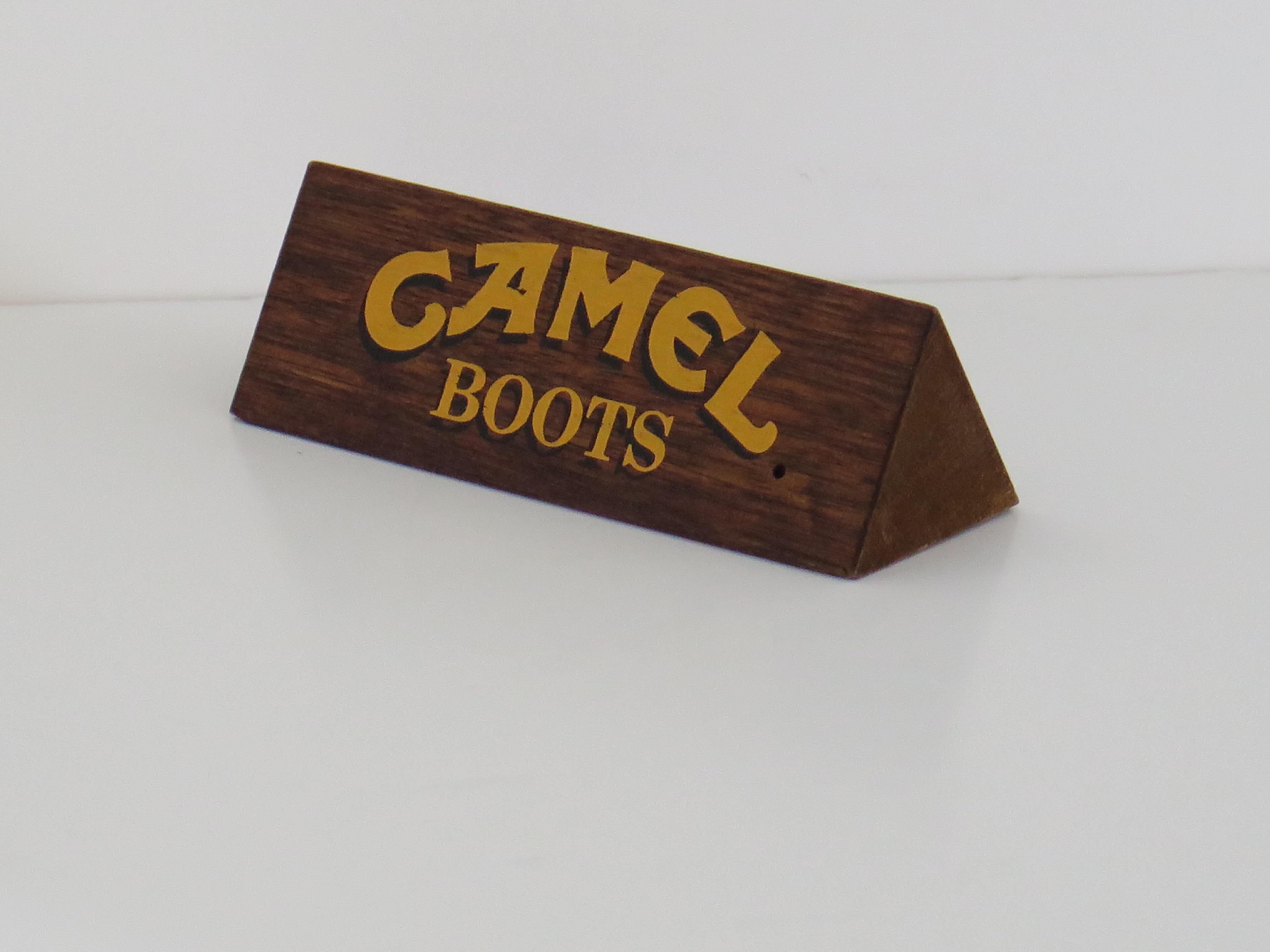 Dies ist ein gutes Original-Werbeschild für einen Laden oder ein Geschäft, das für CAMEL BOOTS gemacht wurde. 

Das Schild hat die Form eines Prismas mit dreieckigem Querschnitt und besteht aus einem Hartholz, möglicherweise Eiche, das lackiert