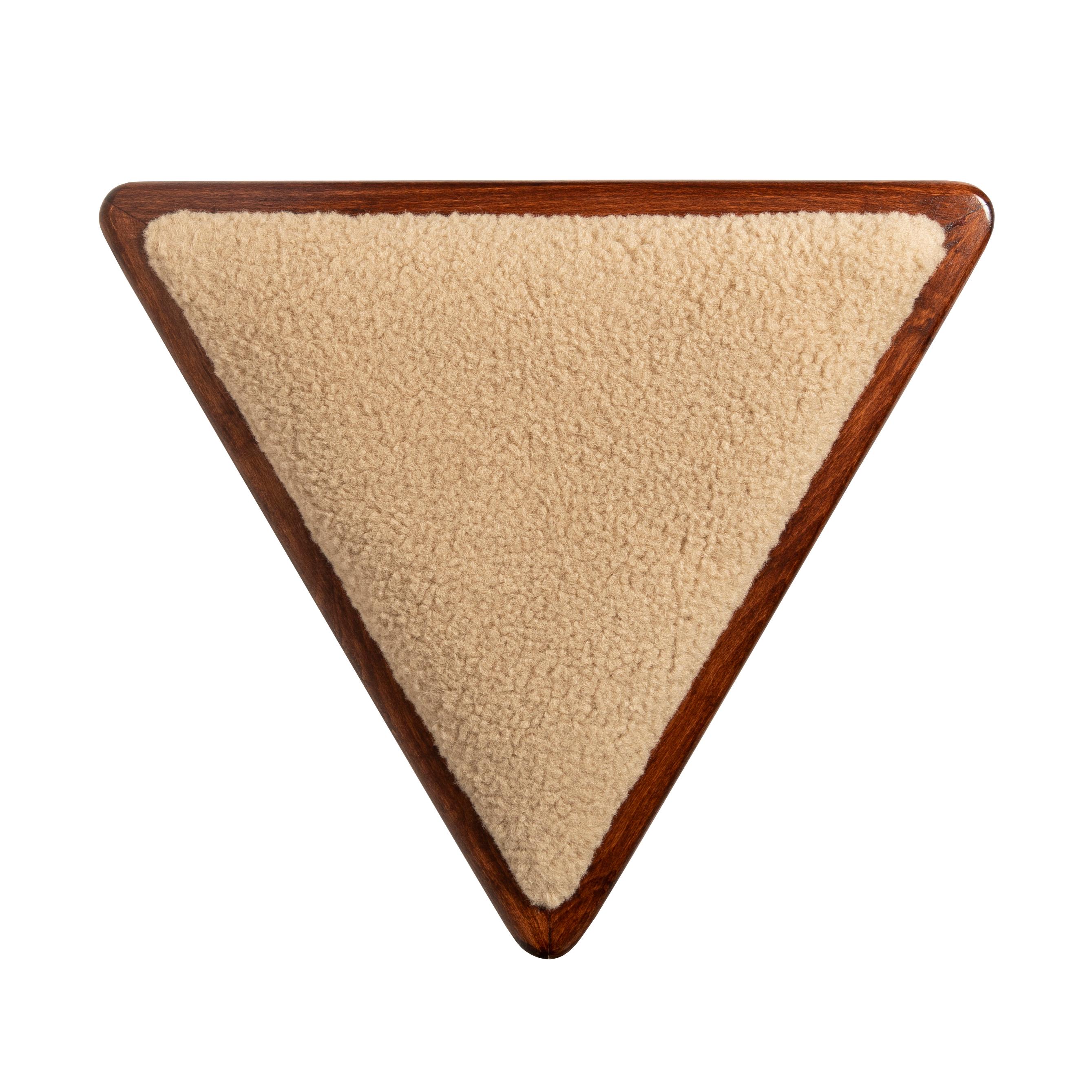 Taburete Triángulo Camel Boucle by Vintola Studio, Mid Century Style Moderno de mediados de siglo en venta