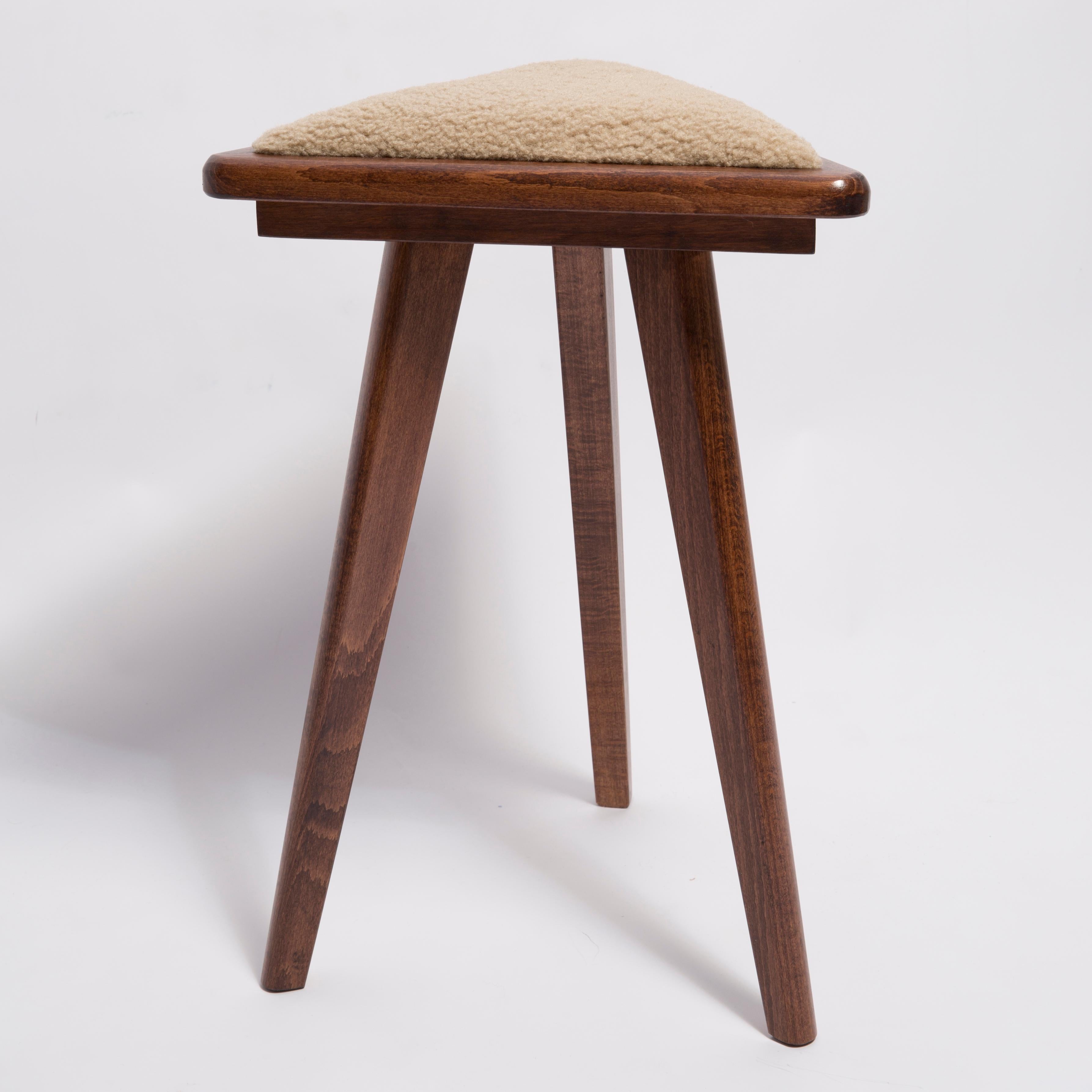 Taburete Triángulo Camel Boucle by Vintola Studio, Mid Century Style Polaco en venta
