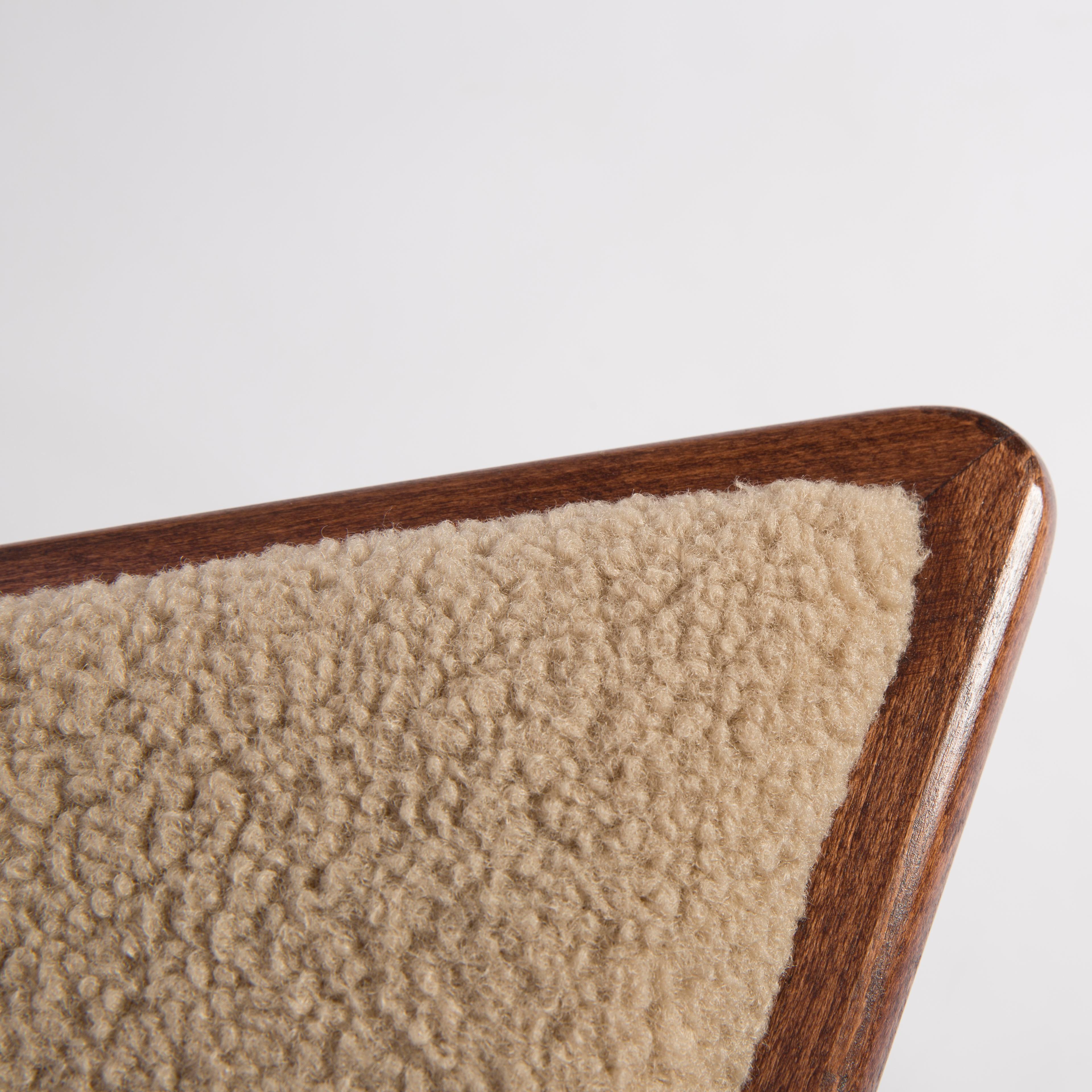 Taburete Triángulo Camel Boucle by Vintola Studio, Mid Century Style en Nuevo estado para la venta en New York, NY