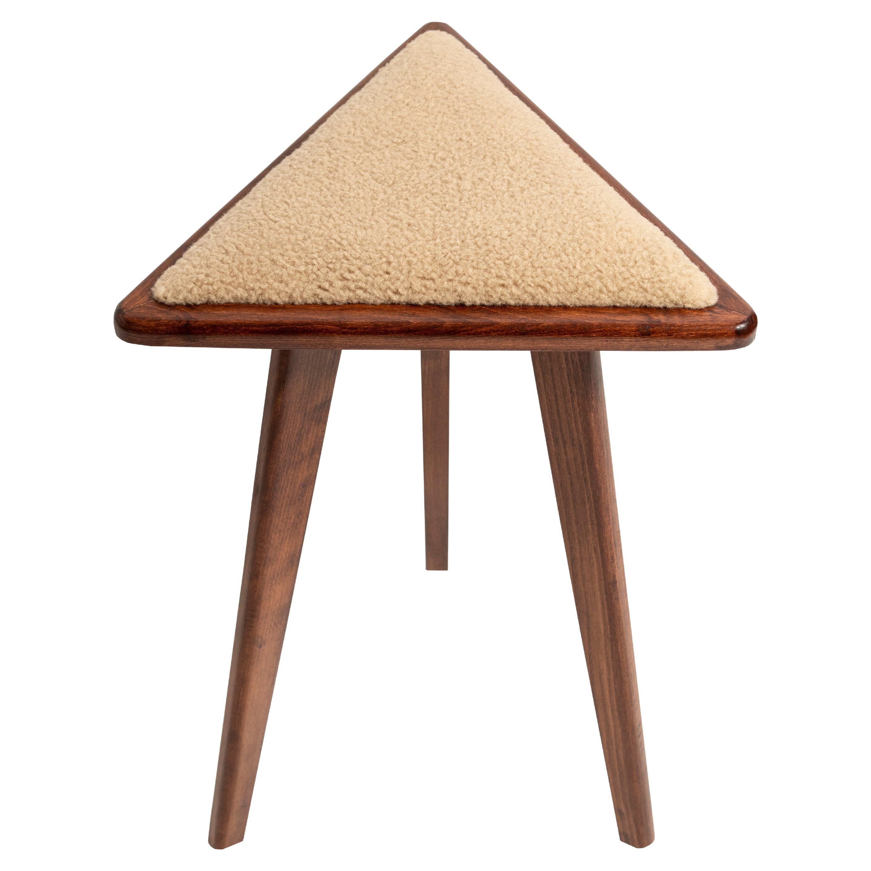 Taburete Triángulo Camel Boucle by Vintola Studio, Mid Century Style en venta