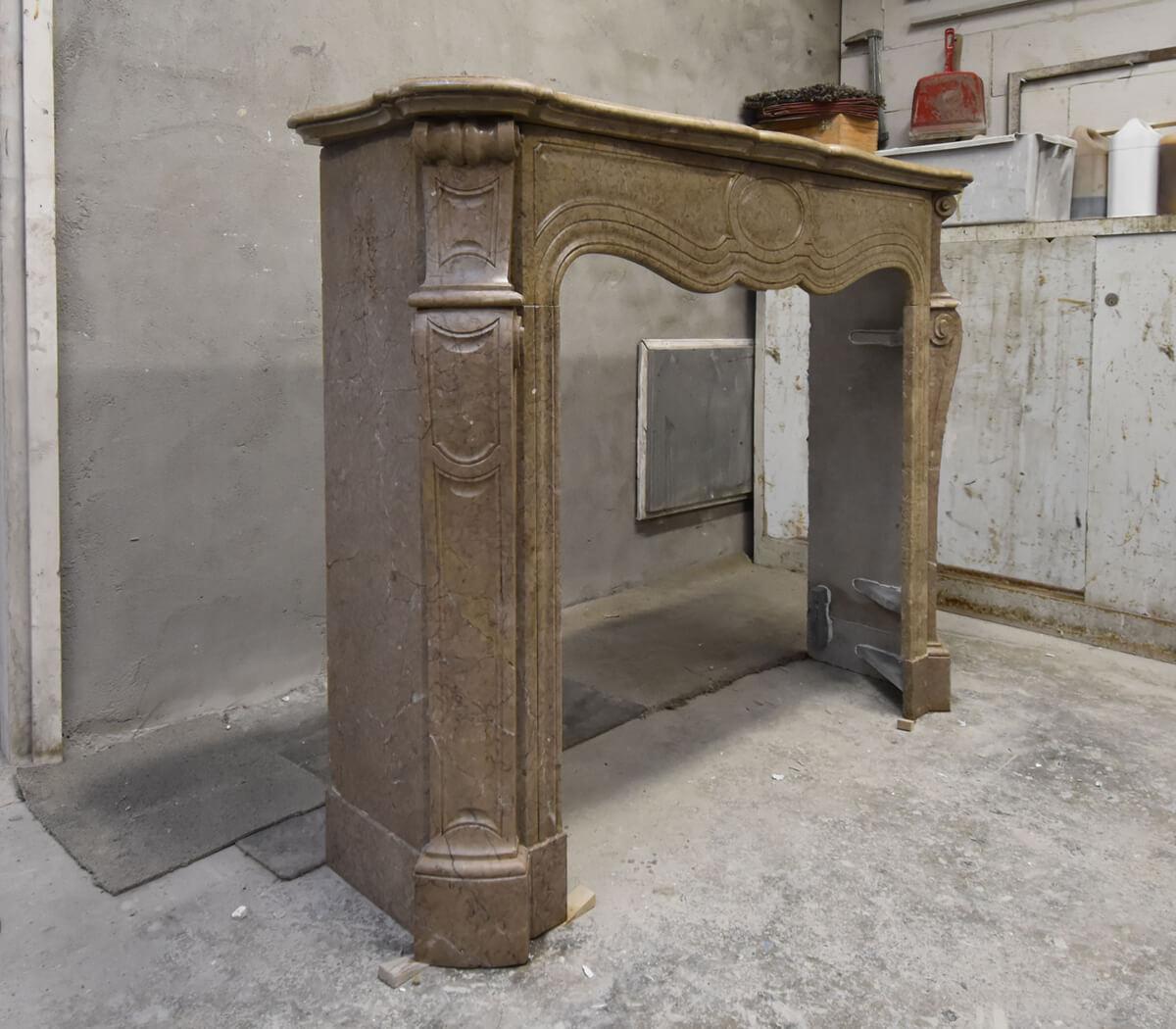 Camel / brown marble Pompadour fireplace mantel with Pied Galbé.
To place in front of the chimney.