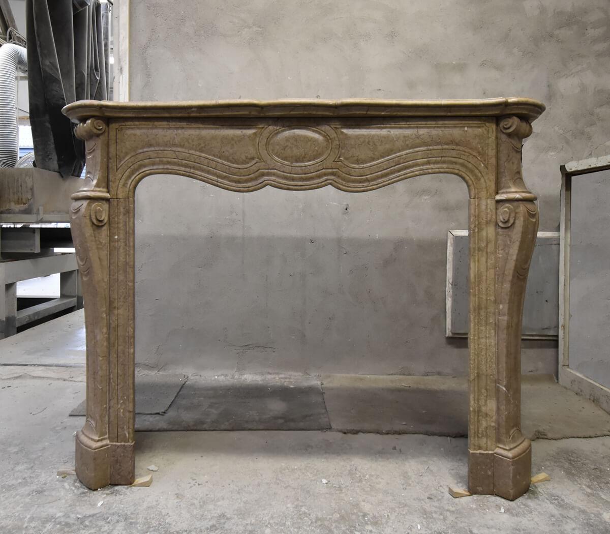 Camel/brown marble Pompadour fireplace mantel 19th Century In Fair Condition For Sale In Udenhout, NL