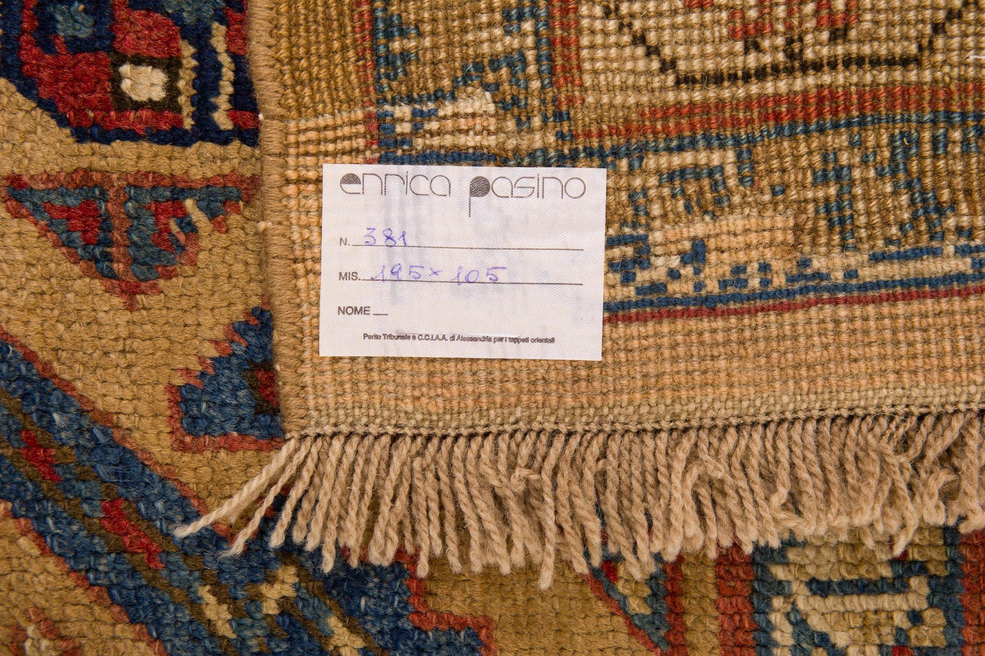 Nr. 381 -  Mit Kamelhaar geknüpfter Teppich, der durch blaue, aus Indigo gewonnene Details aufgelockert wird. 
Ein Teppich, den ich liebe: schlicht und elegant. Mit einem guten Preis.
 