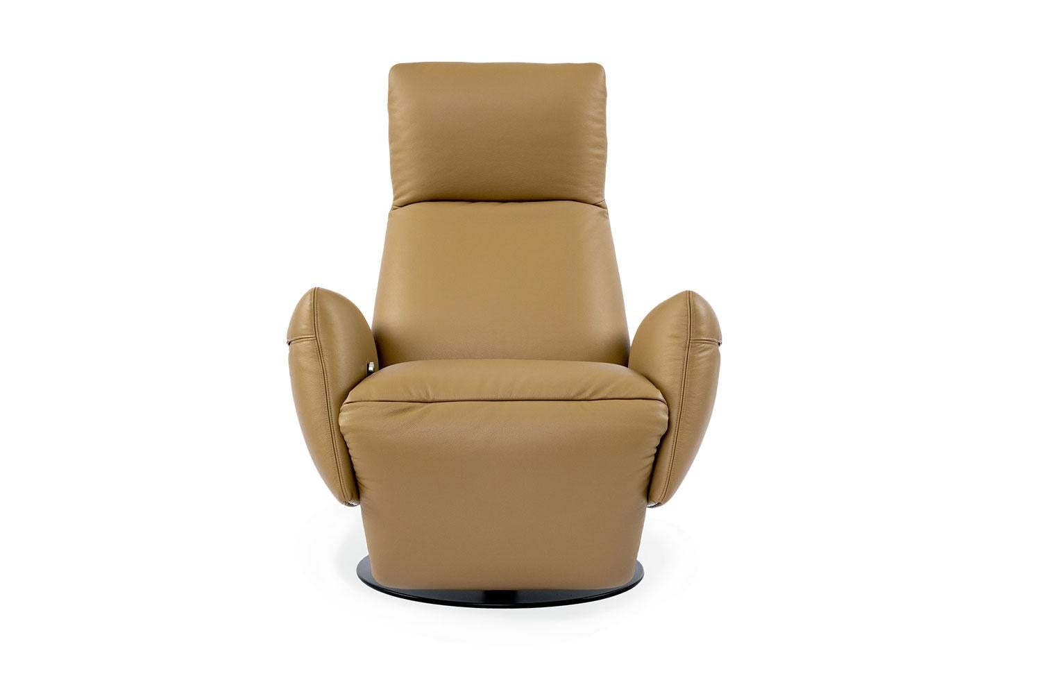 The pillow Recliner by Poltrona Frau

The Pillow armchair designed by Poltrona Frau R. & D. is the most complete aesthetic and functional expression of the reclinable seat. It is completely covered in soft neutral leather upholstery and the