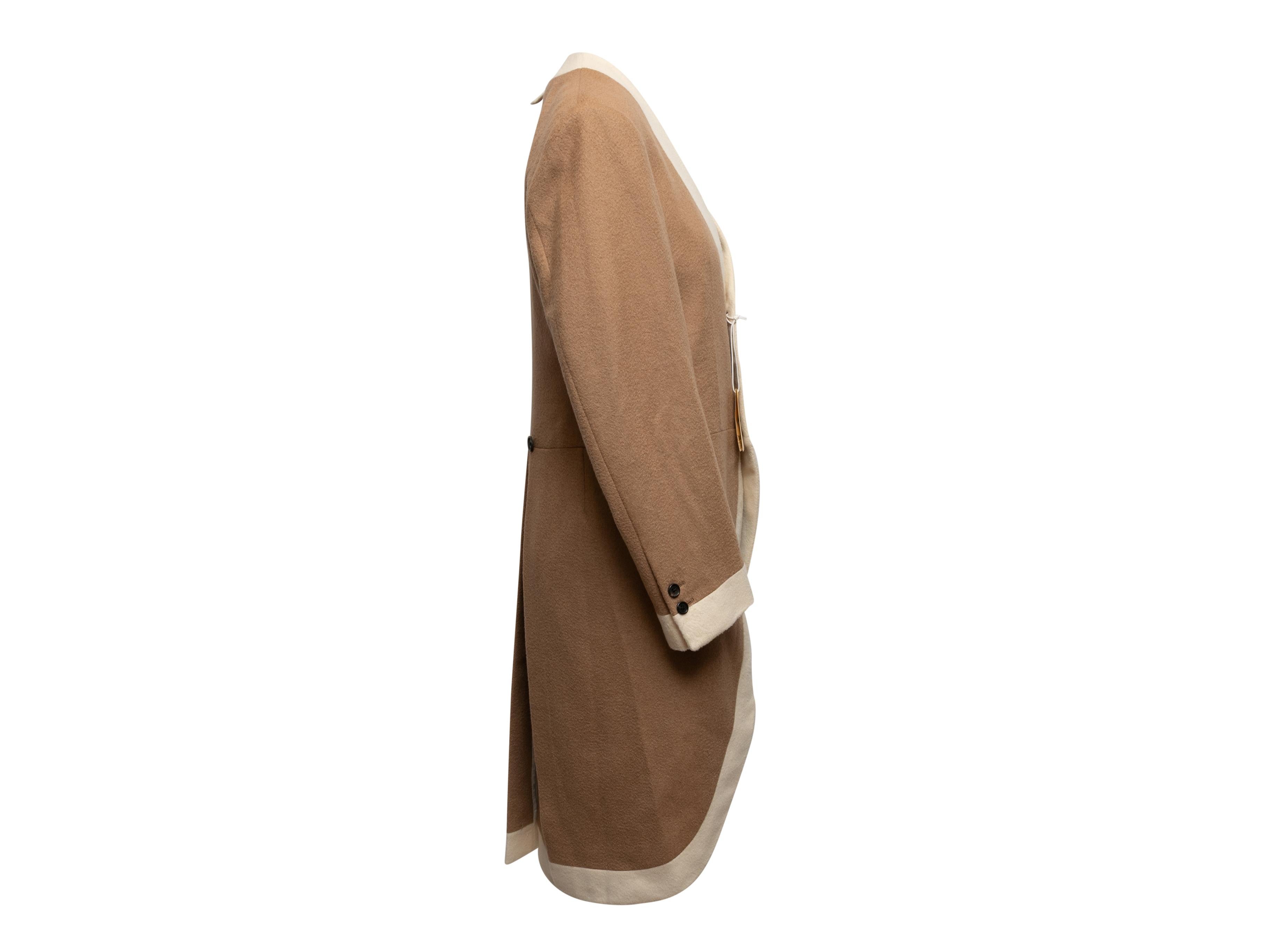  Manteau à taille haute en cachemire camel et crème de Thom Browne. Col en V. Poche unique au niveau de la poitrine. Fermeture par boutons sur le devant. Poitrine 34
