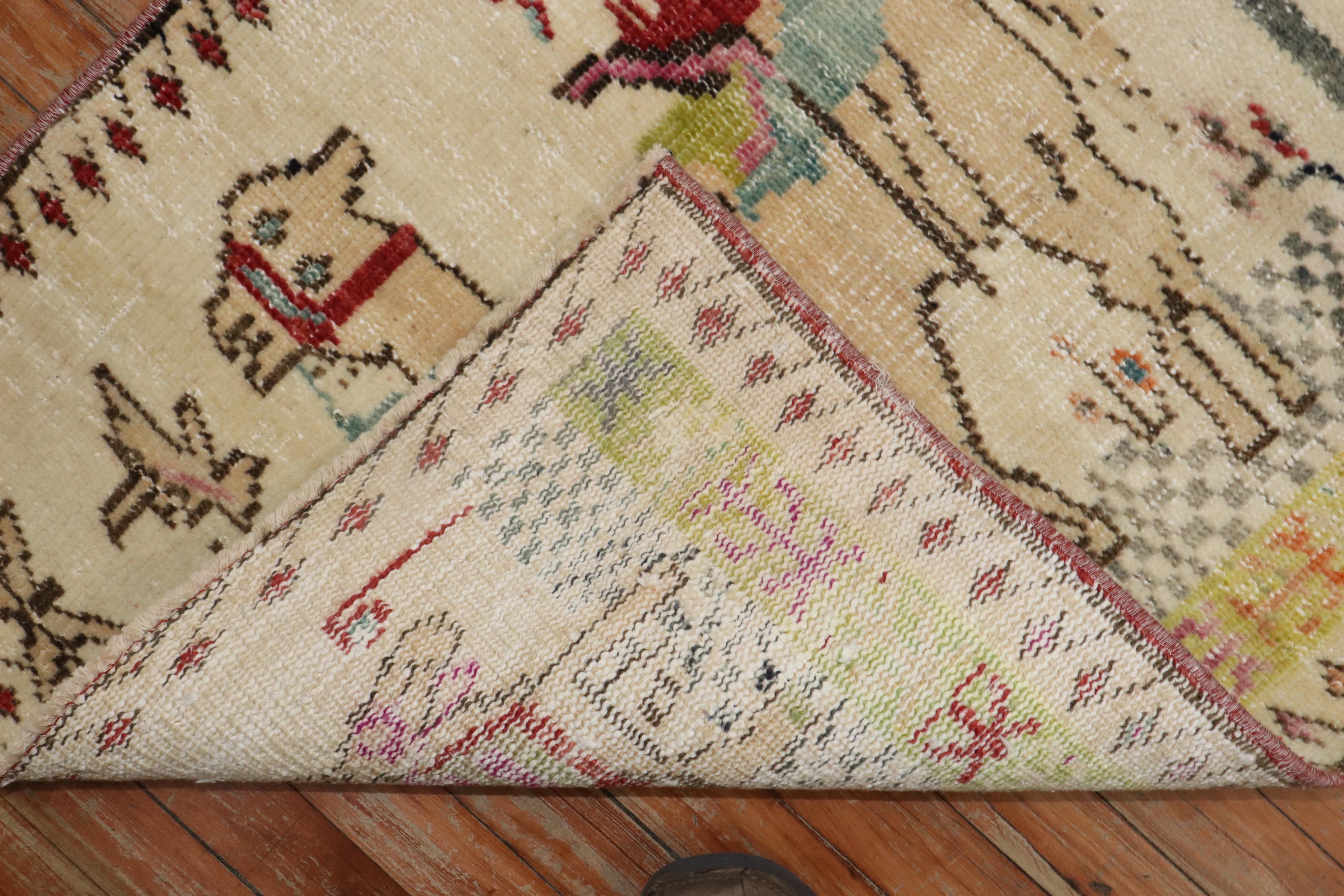 Türkischer anatolischer Teppich aus der Mitte des 20. Jahrhunderts mit einem malerischen Muster, das einen Esel und ein Kamel darstellt.

Größe: 2'5'' x 3'4''.