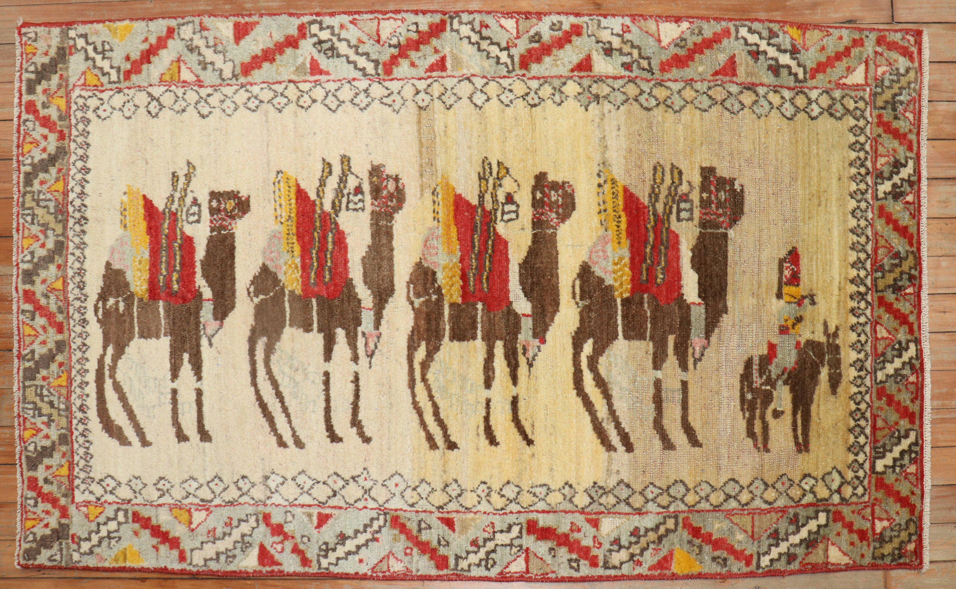Türkischer anatolischer Teppich aus der Mitte des 20. Jahrhunderts mit malerischem Eselsmotiv

Größe: 2'9'' x 4'9''.