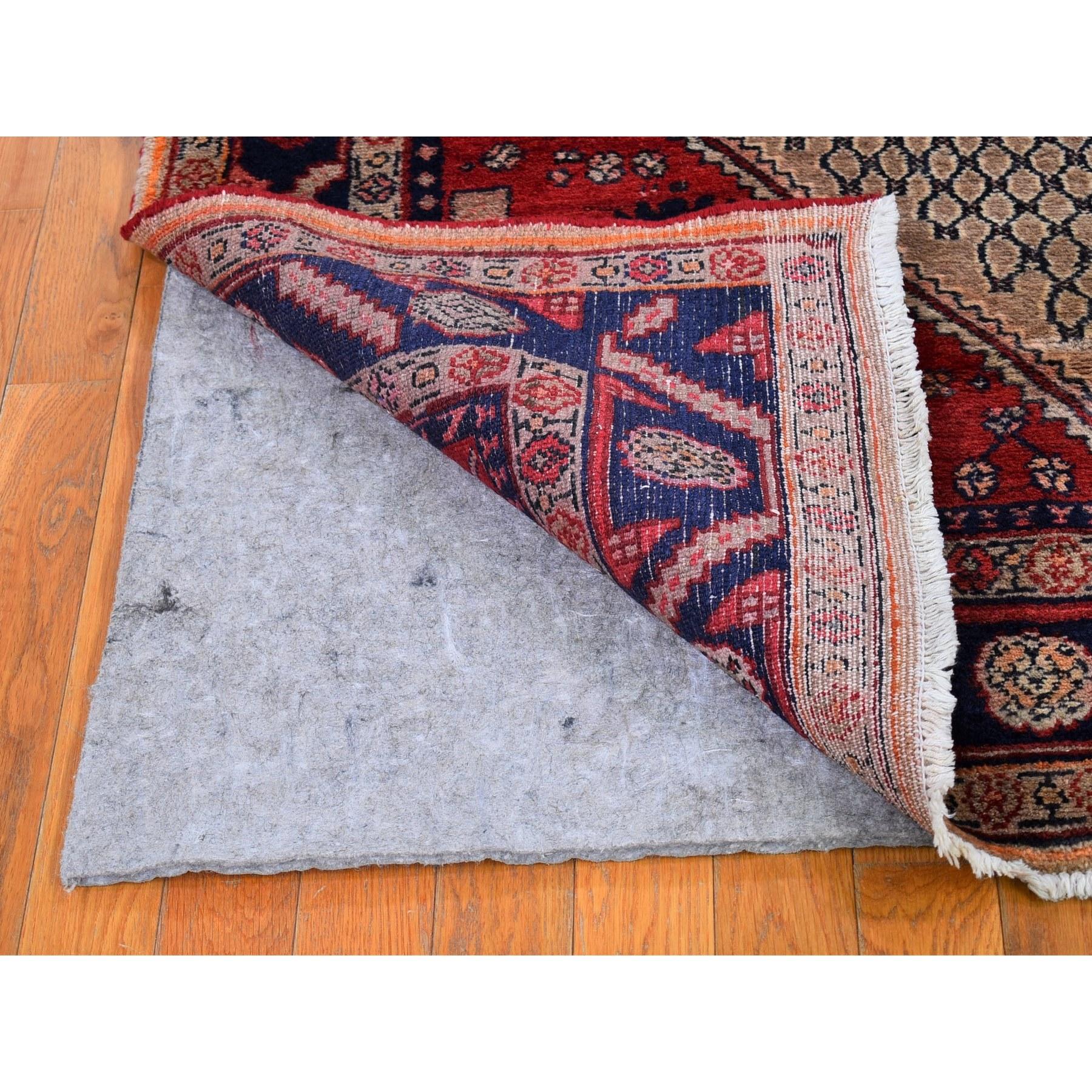 Handgeknüpfter Vintage-Teppich aus persischer Wolle mit Kamelhaar und offenem Feldmuster (Persisch) im Angebot