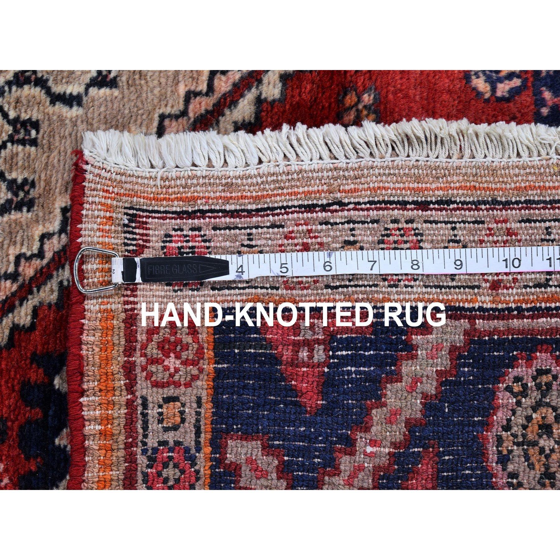 Handgeknüpfter Vintage-Teppich aus persischer Wolle mit Kamelhaar und offenem Feldmuster im Angebot 1