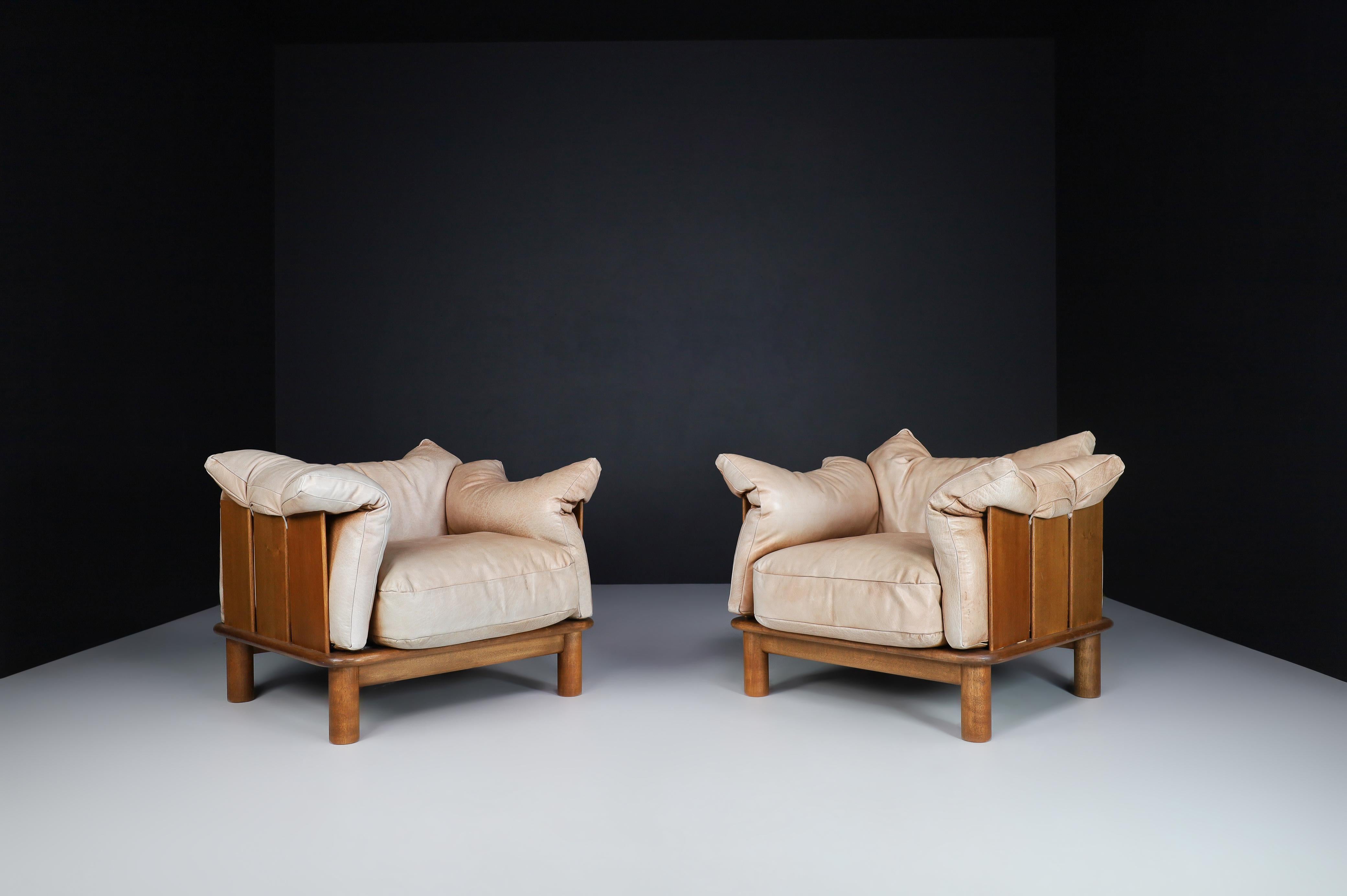 Mid-Century Modern pair of two lounge chairs, patinated camel leather, walnut, De Pas, D'Urbino & Lomazzi, Padova, Italy 1970s

Comfortable and gorgeous seating pieces by these Italian masters. The patina of the leather is just how we like it to