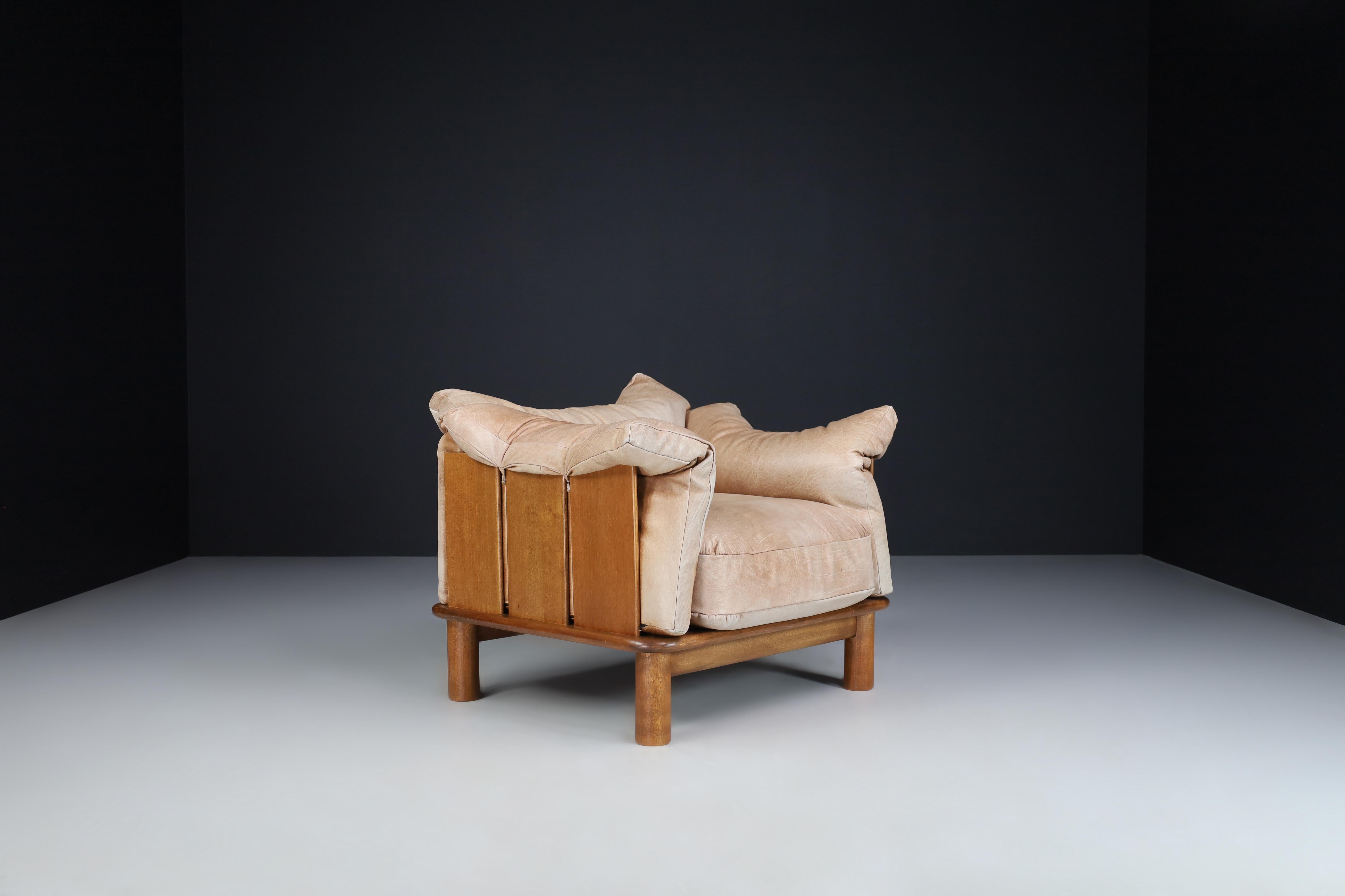 Late 20th Century Camel Leather and Walnut Lounge Chairs from De Pas, D'Urbino Lomazzi for Padova