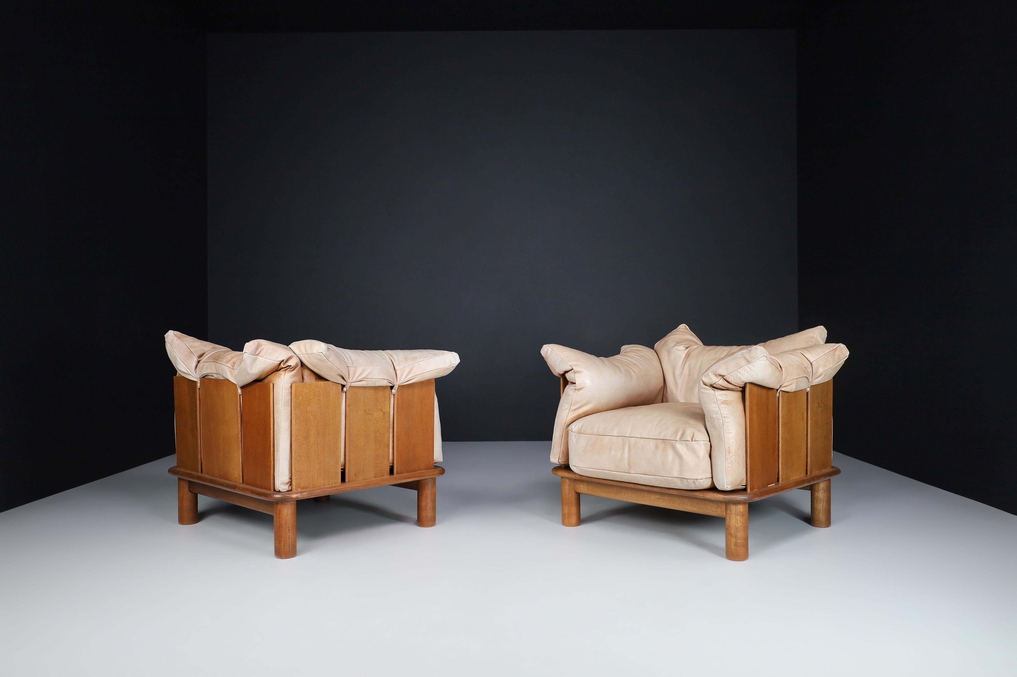 Camel Leather and Walnut Lounge Chairs from De Pas, D'Urbino Lomazzi for Padova In Good Condition In Almelo, NL