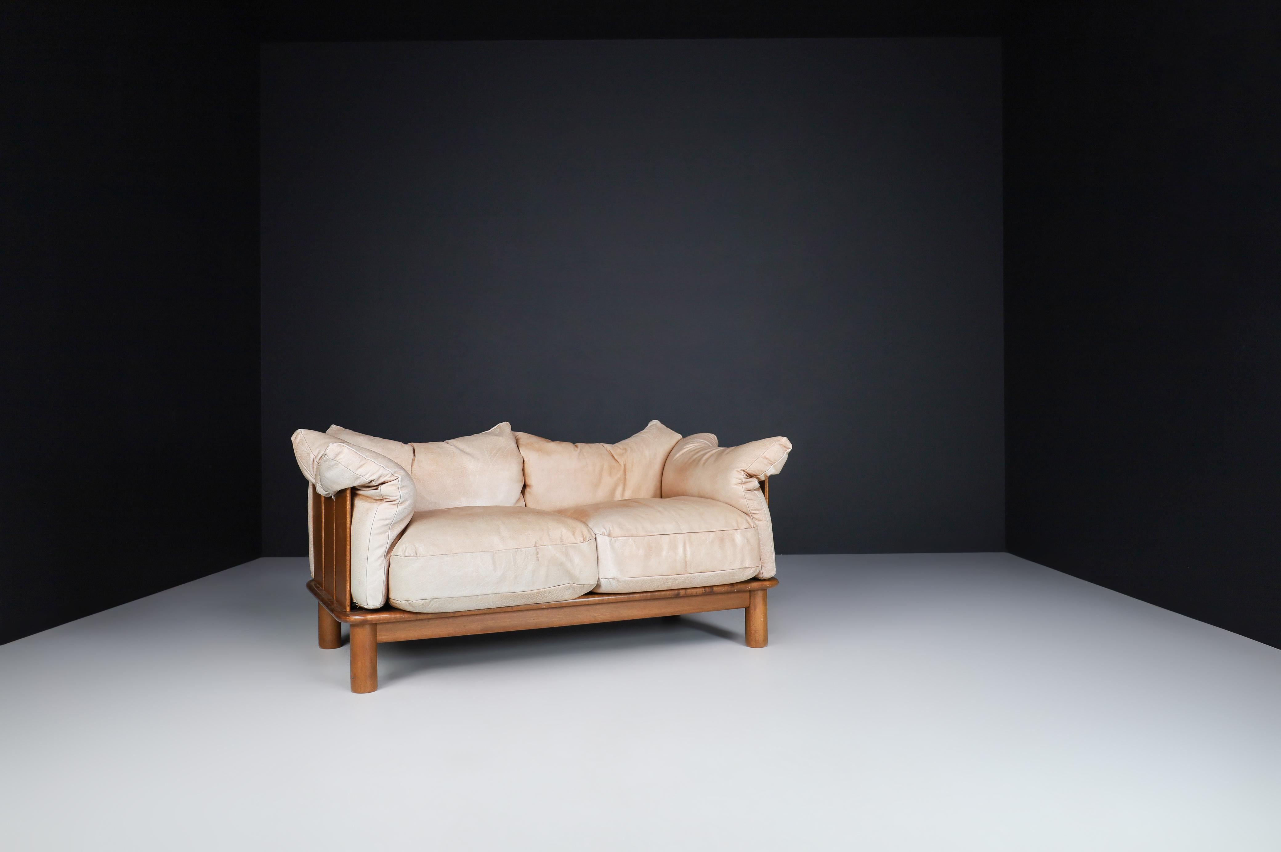 Camel Leather and Walnut Sofa from De Pas, D'Urbino Lomazzi for Padova, Italy 3
