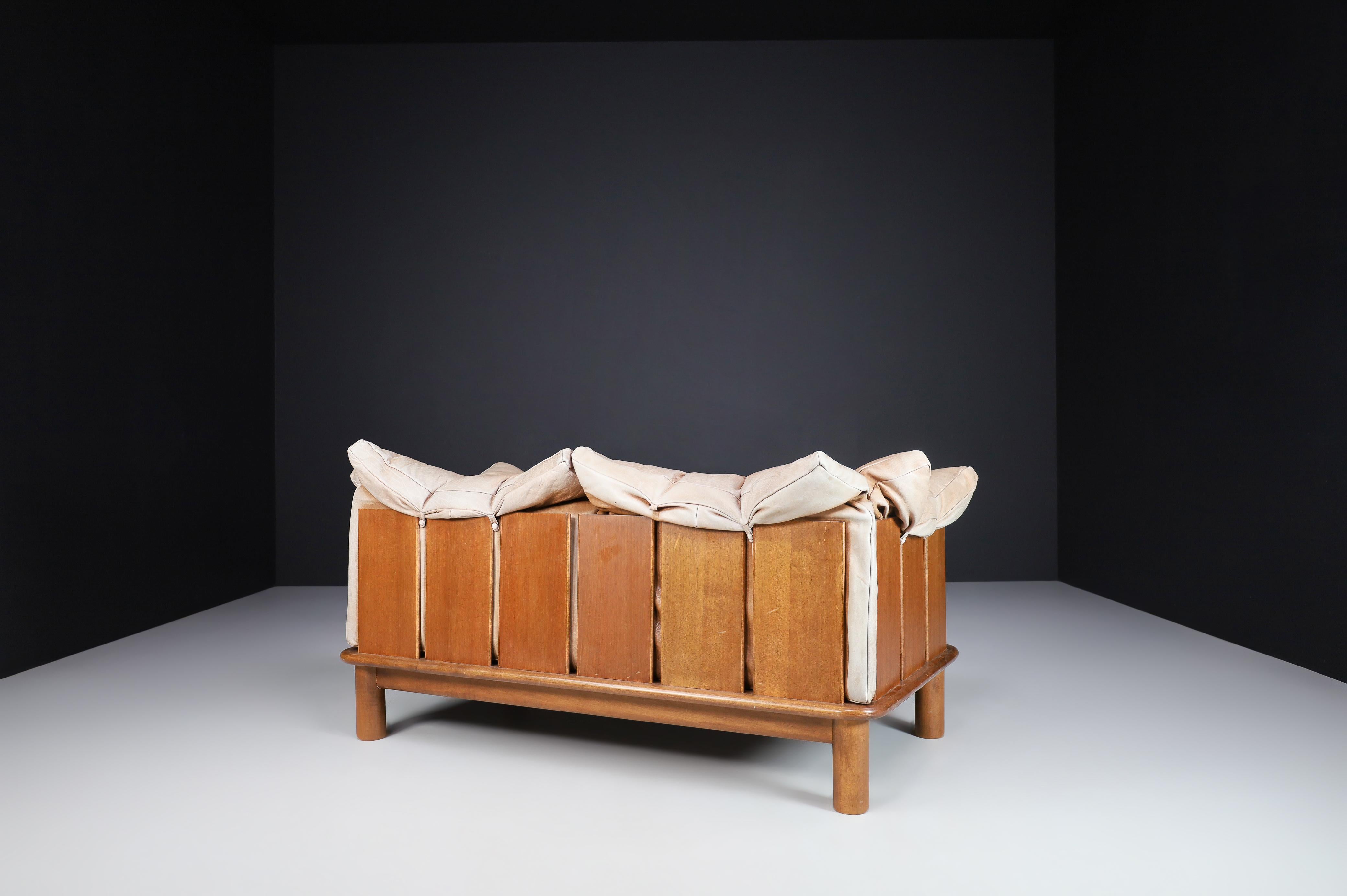 Camel Leather and Walnut Sofa from De Pas, D'Urbino Lomazzi for Padova, Italy 7