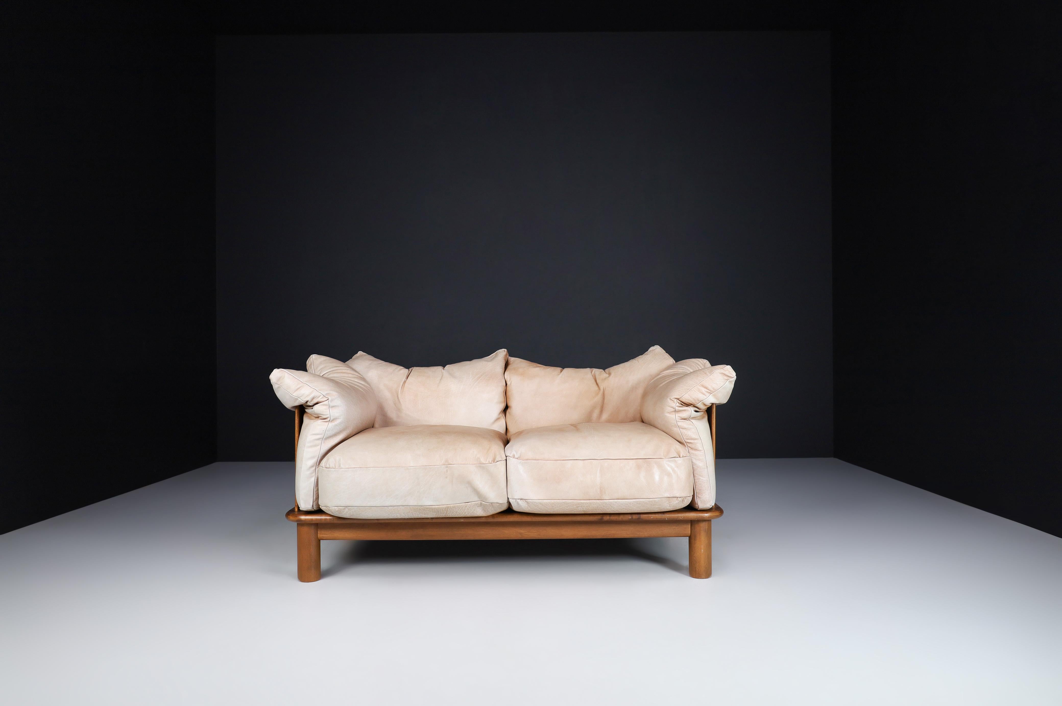 Camel Leather and Walnut Sofa from De Pas, D'Urbino Lomazzi for Padova, Italy For Sale 11