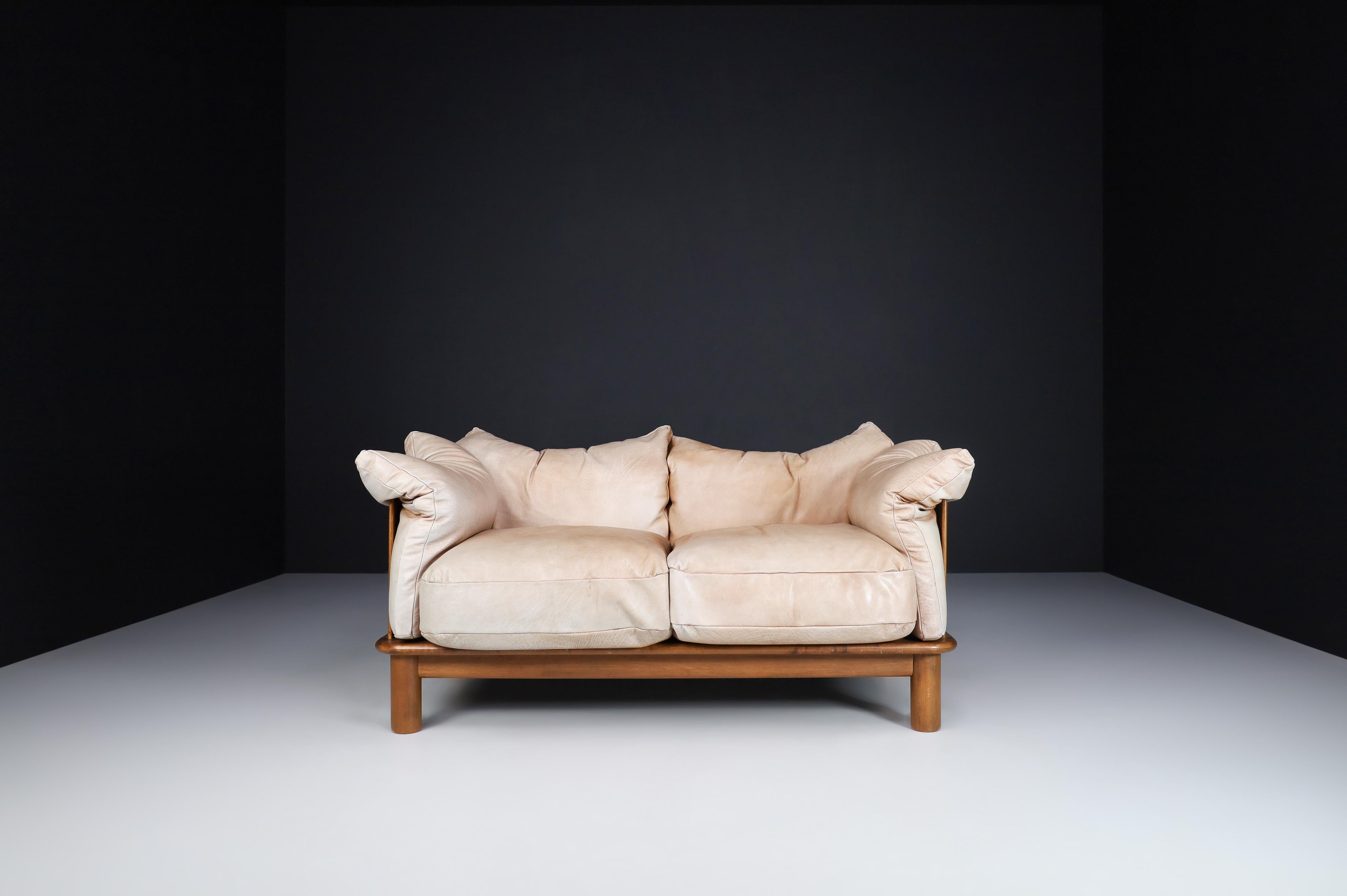 
Mid-Century Modern Zweisitzer Sofa - Couch, patiniertes Kamelleder, Nussbaum, De Pas, D'Urbino & Lomazzi, De Padova, Italien 1970er

Bequemes und wunderschönes Sitzmöbel von diesen italienischen Meistern. Die Patina des Leders ist genau so, wie wir