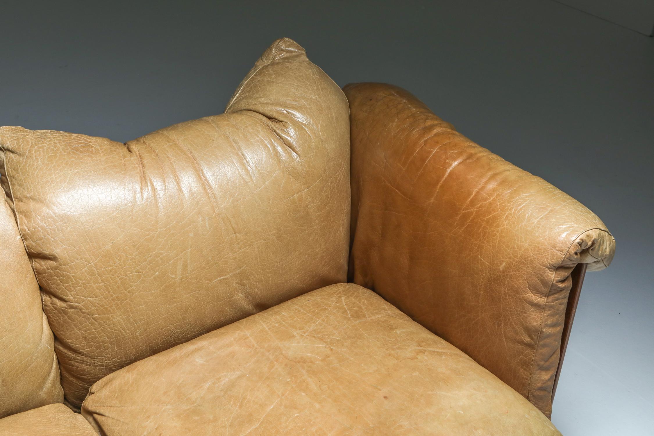 Mid-Century Modern couch, camel leather, walnut, De Pas, D'Urbino & Lomazzi, Padova, Italy

Comfortable and gorgeous seating piece by these Italian masters. The patina of the leather is just how we like it to be. All cushions in great shape, no