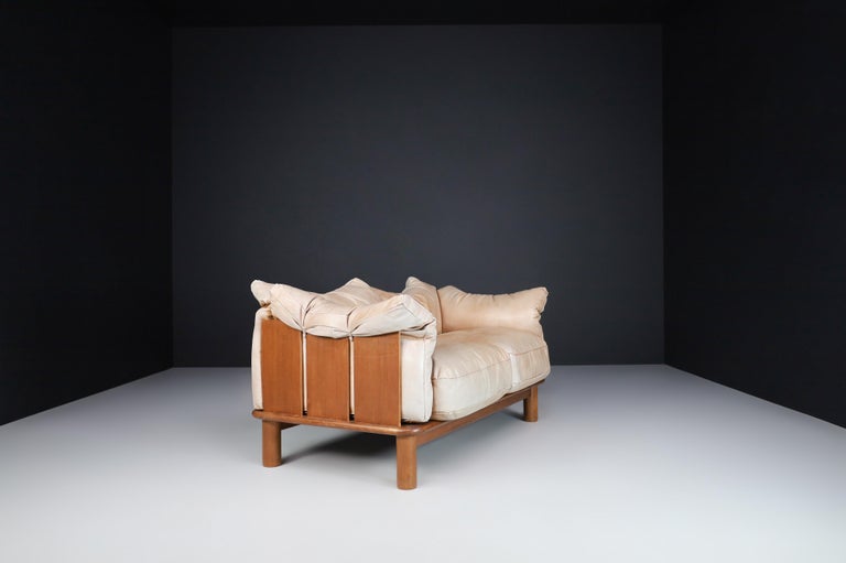 Mid-Century Modern Camel Leather and Walnut Sofa from De Pas, D'Urbino Lomazzi for Padova, Italy For Sale