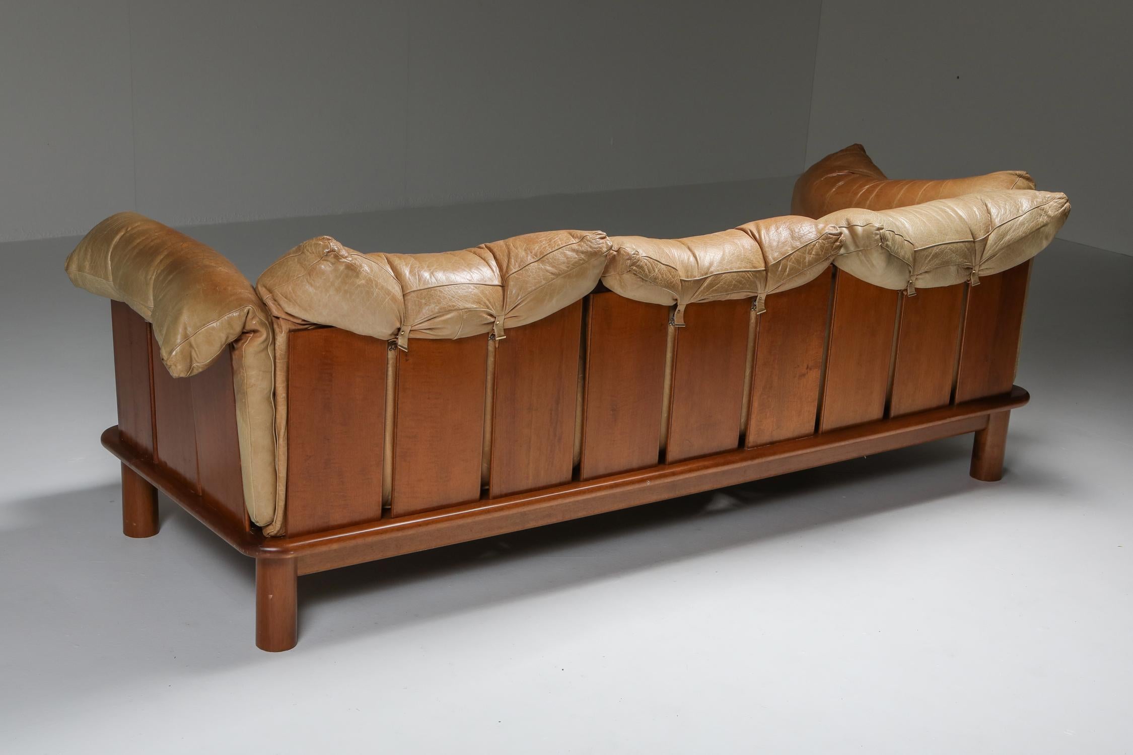 Mid-Century Modern Camel Leather and Walnut Sofa from De Pas, D'Urbino Lomazzi for Padova, Italy