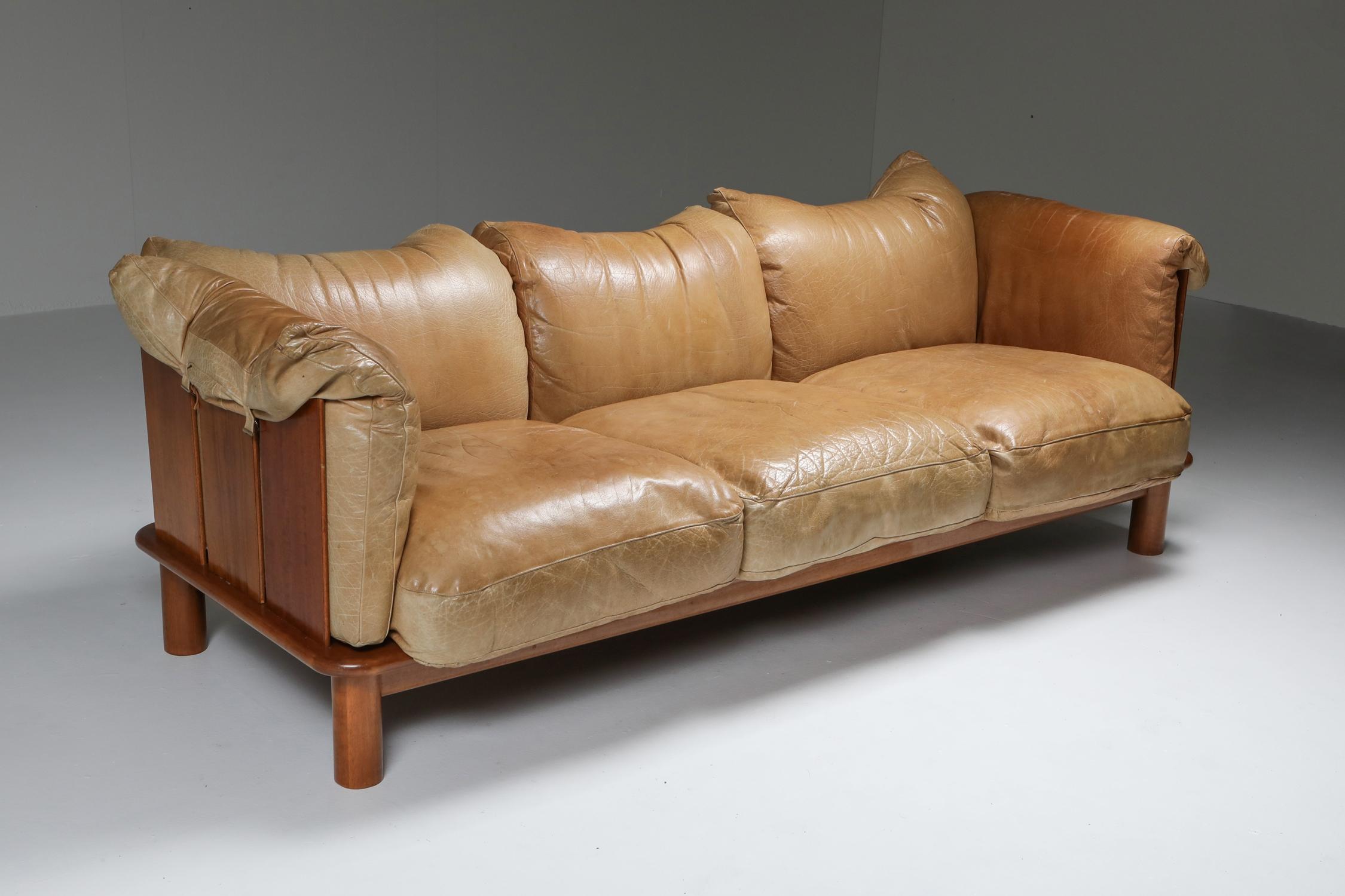 Mid-Century Modern Camel Leather and Walnut Sofa from De Pas, D'Urbino Lomazzi for Padova, Italy