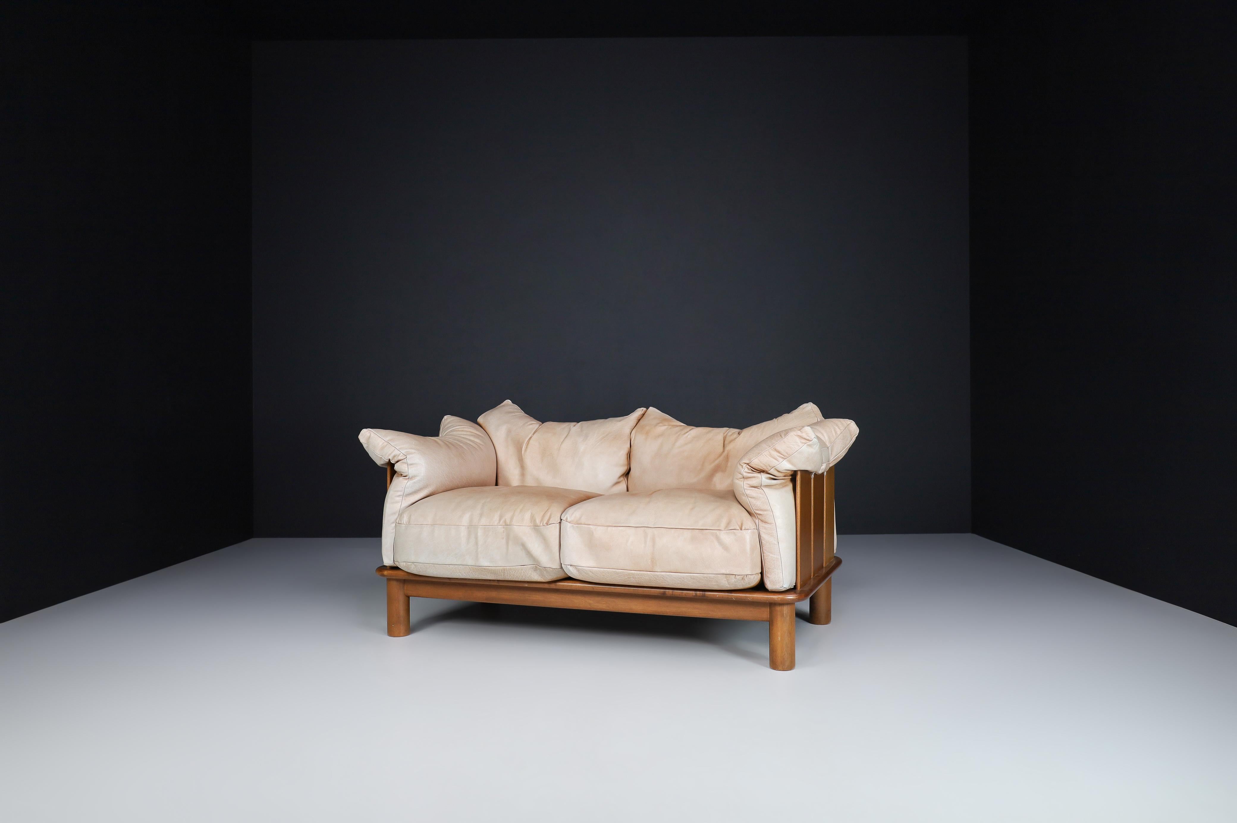 Sofa aus Kamelleder und Nussbaumholz von De Pas, D'Urbino Lomazzi für Padova, Italien (Italienisch) im Angebot