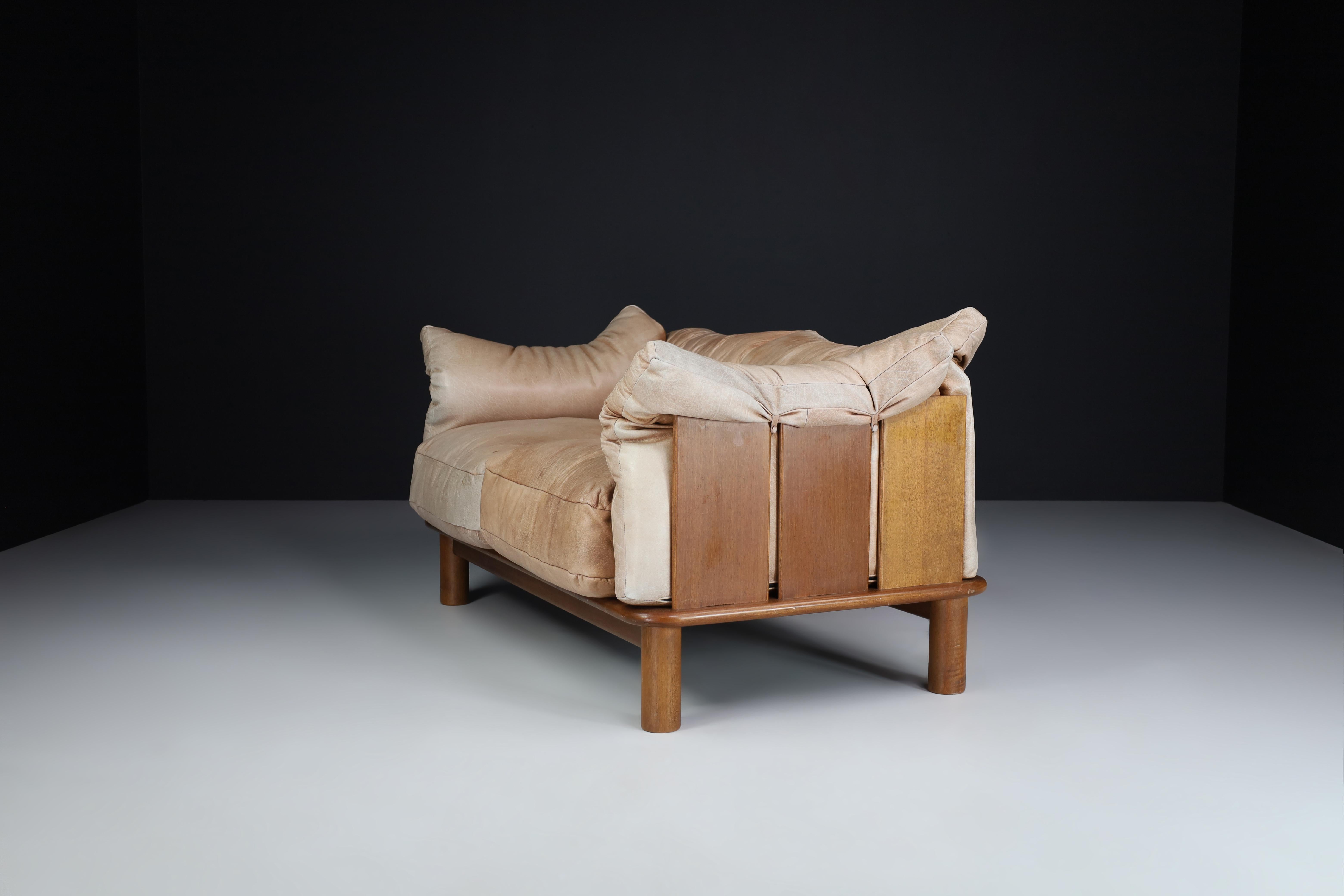 Sofa aus Kamelleder und Nussbaumholz von De Pas, D'Urbino Lomazzi für Padova, Italien (Ende des 20. Jahrhunderts) im Angebot
