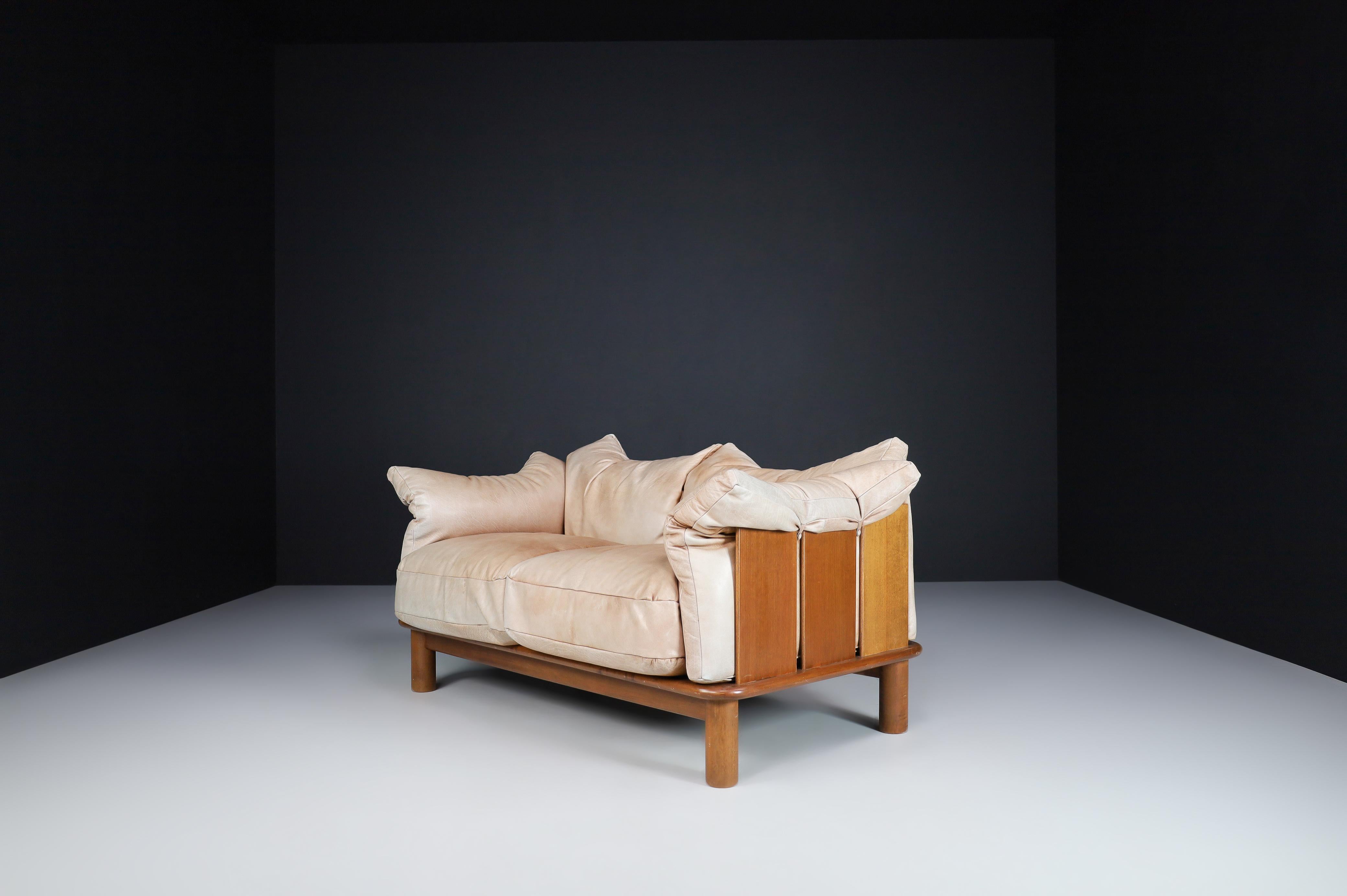 Sofa aus Kamelleder und Nussbaumholz von De Pas, D'Urbino Lomazzi für Padova, Italien im Zustand „Gut“ im Angebot in Almelo, NL