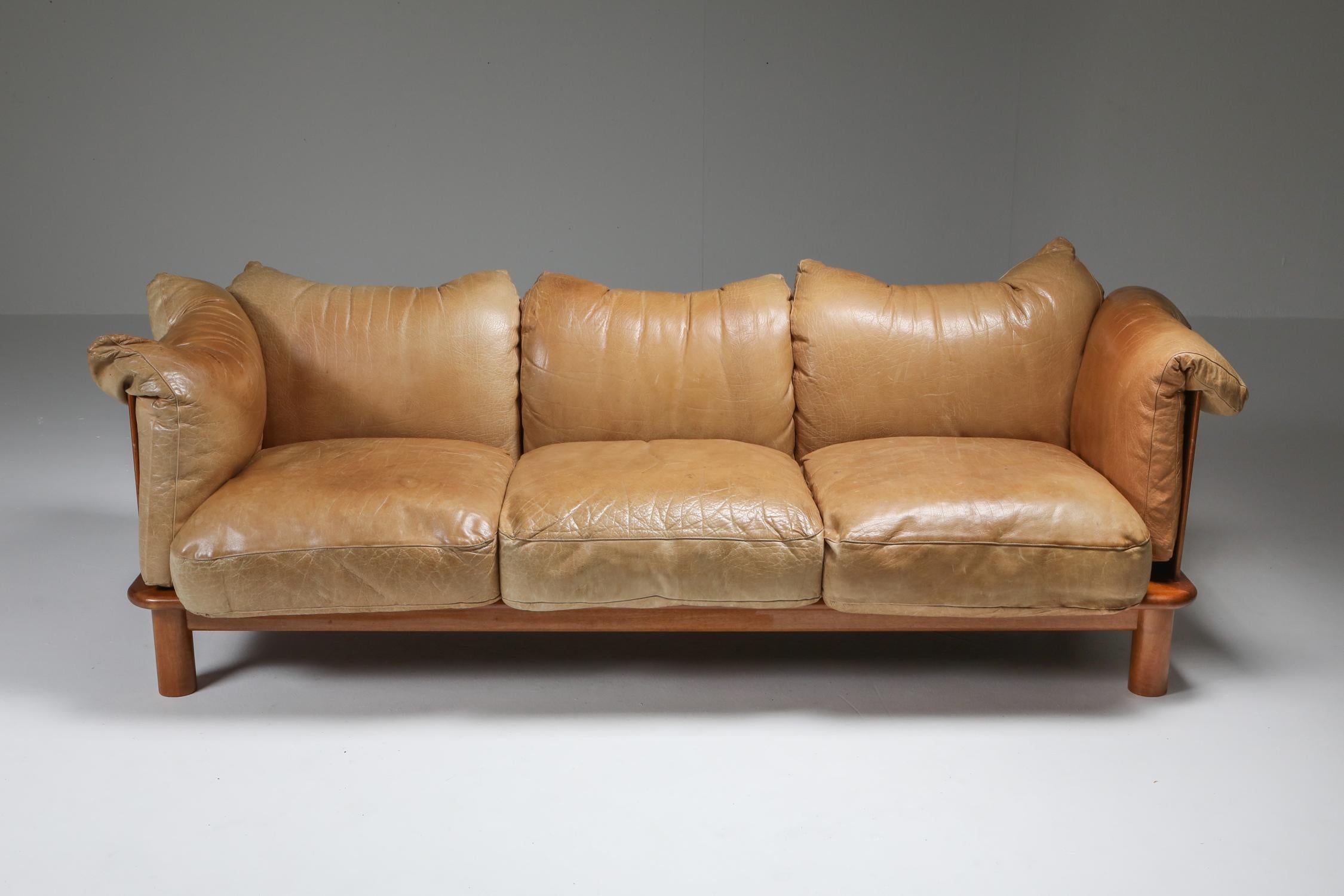 Camel Leather and Walnut Sofa from De Pas, D'Urbino Lomazzi for Padova, Italy In Good Condition In Antwerp, BE
