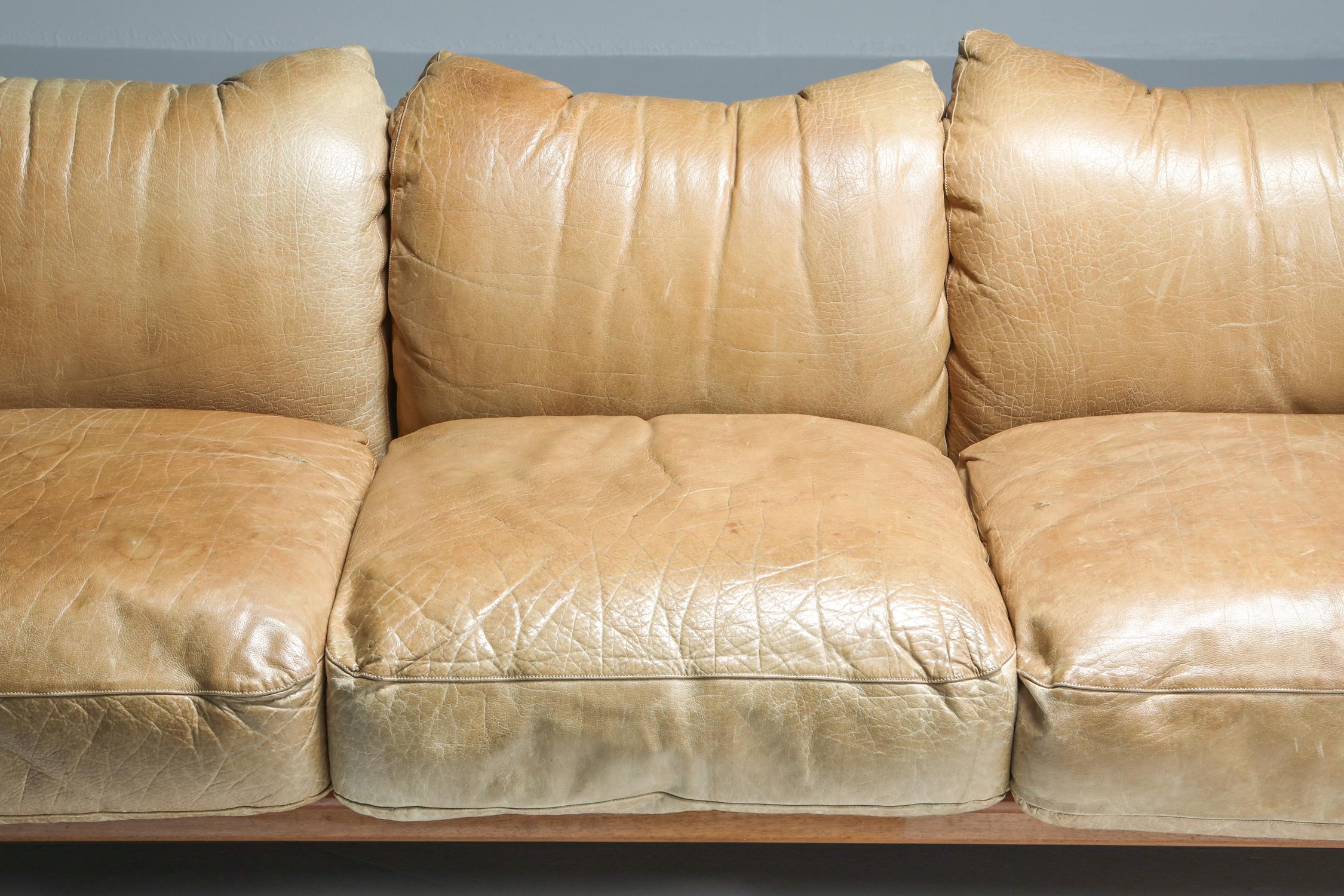 Late 20th Century Camel Leather and Walnut Sofa from De Pas, D'Urbino Lomazzi for Padova, Italy