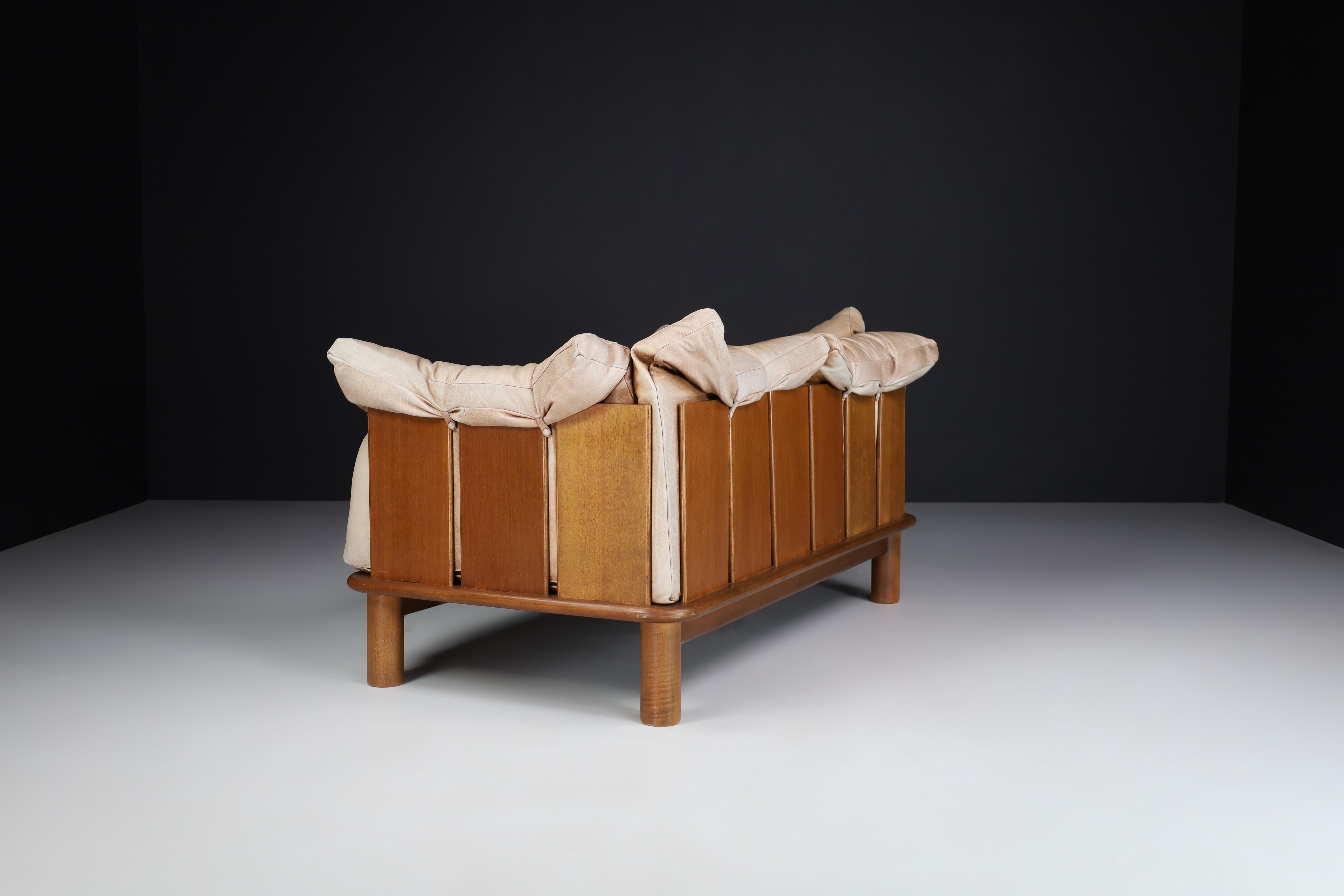 Late 20th Century Camel Leather and Walnut Sofa from De Pas, D'Urbino Lomazzi for Padova, Italy For Sale