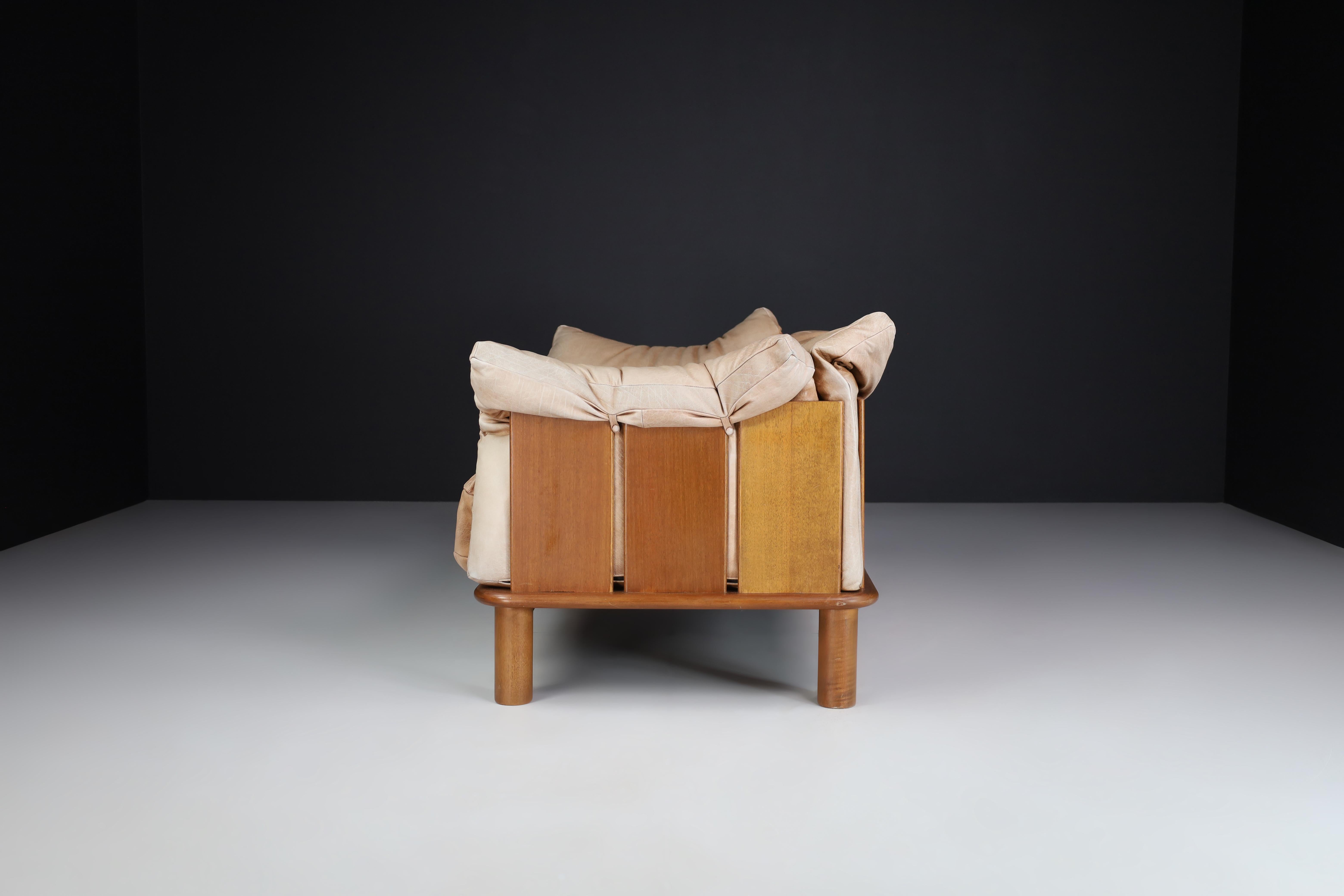Canapé en cuir camel et noyer de De Pas, D'Urbino Lomazzi pour Padoue, Italie en vente 2