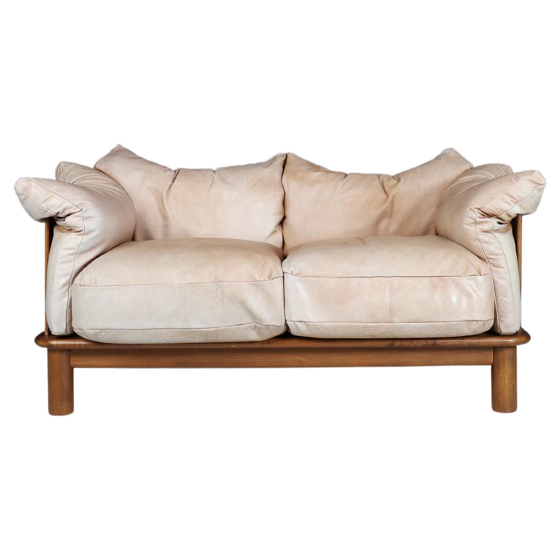 Sofa aus Kamelleder und Nussbaumholz von De Pas, D'Urbino Lomazzi für Padova, Italien im Angebot