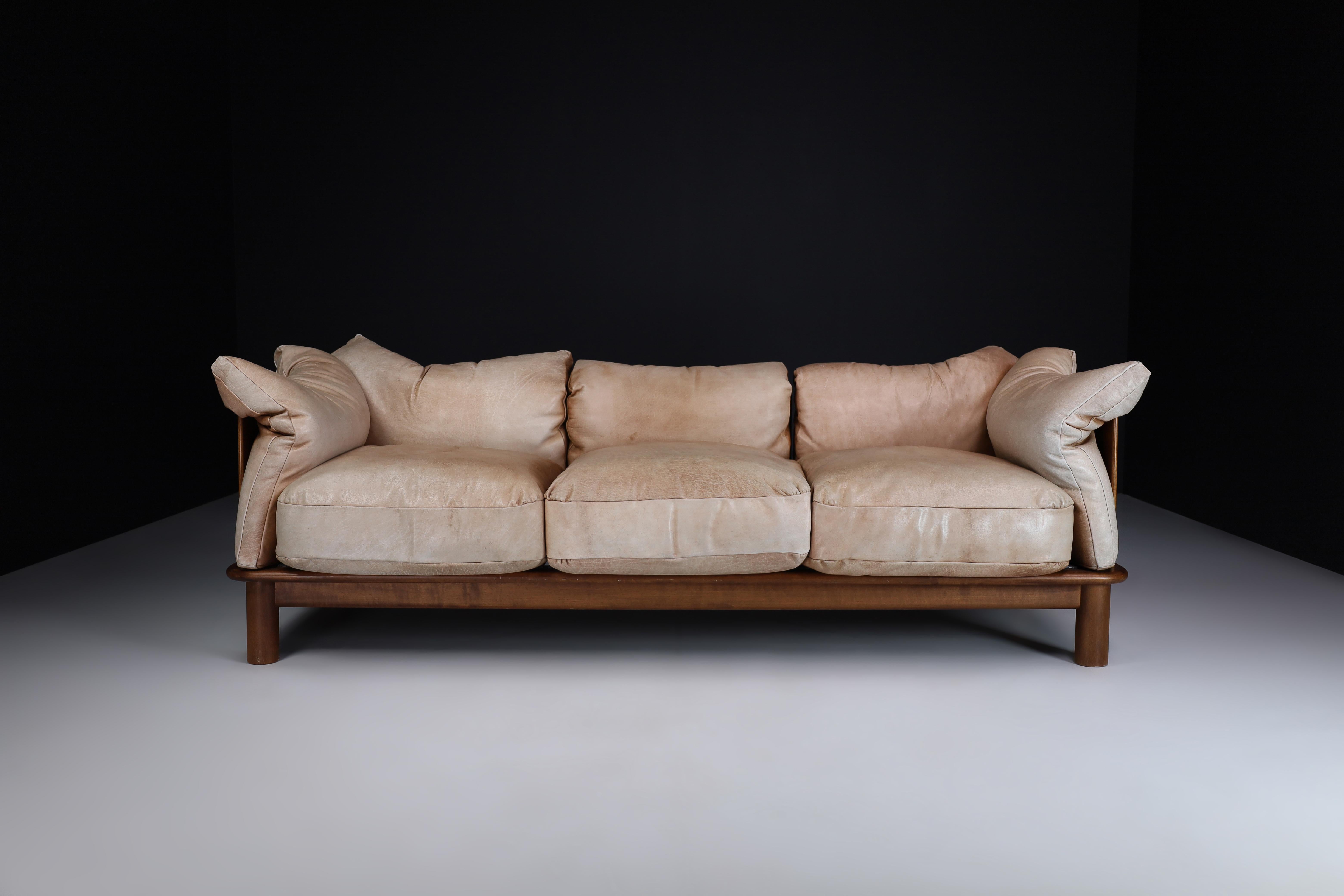 Camel Leather and Walnut XL Sofa from De Pas, D'Urbino Lomazzi for Padova, Italy 8