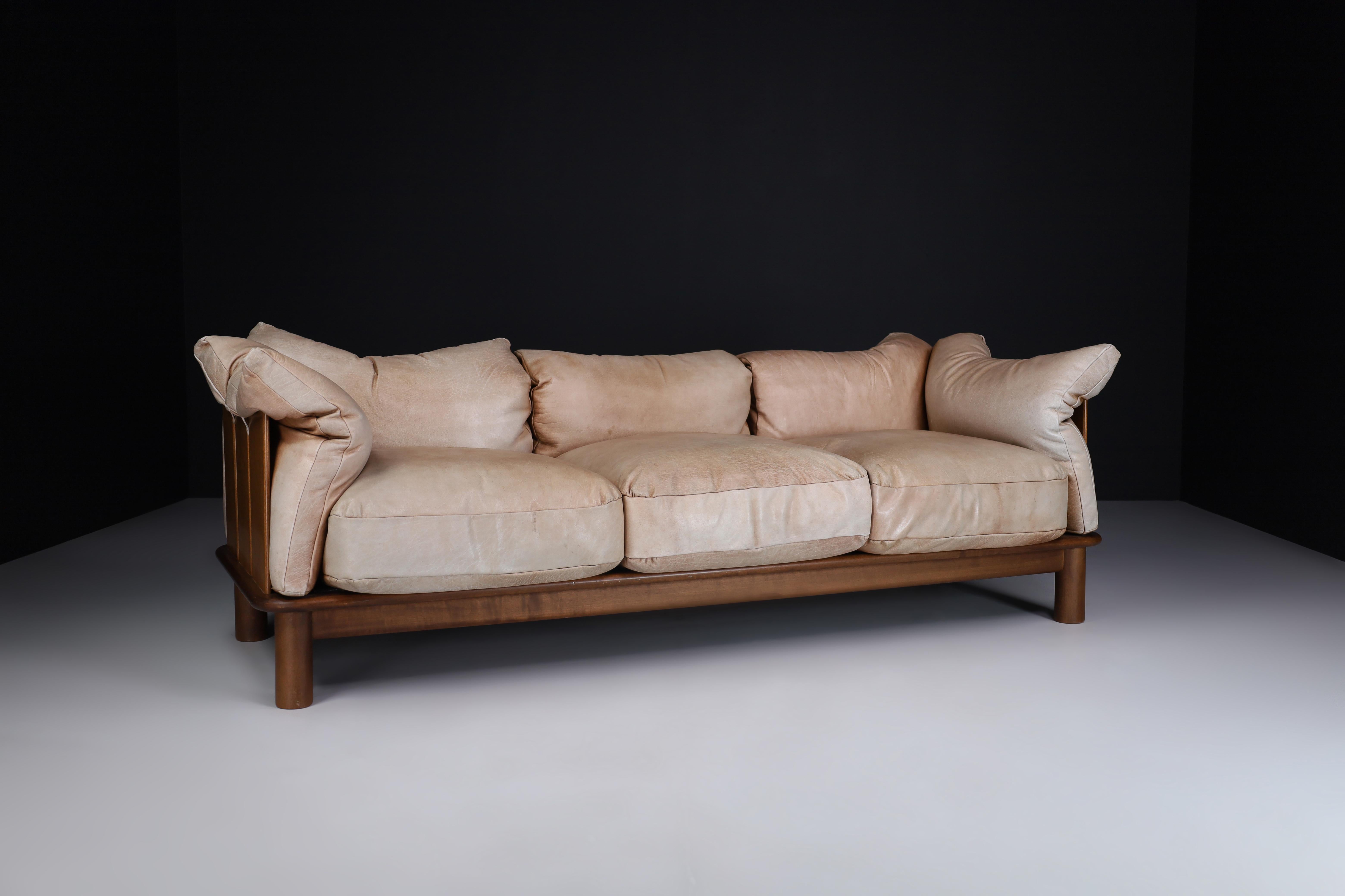 Mid-Century Modern Camel Leather and Walnut XL Sofa from De Pas, D'Urbino Lomazzi for Padova, Italy