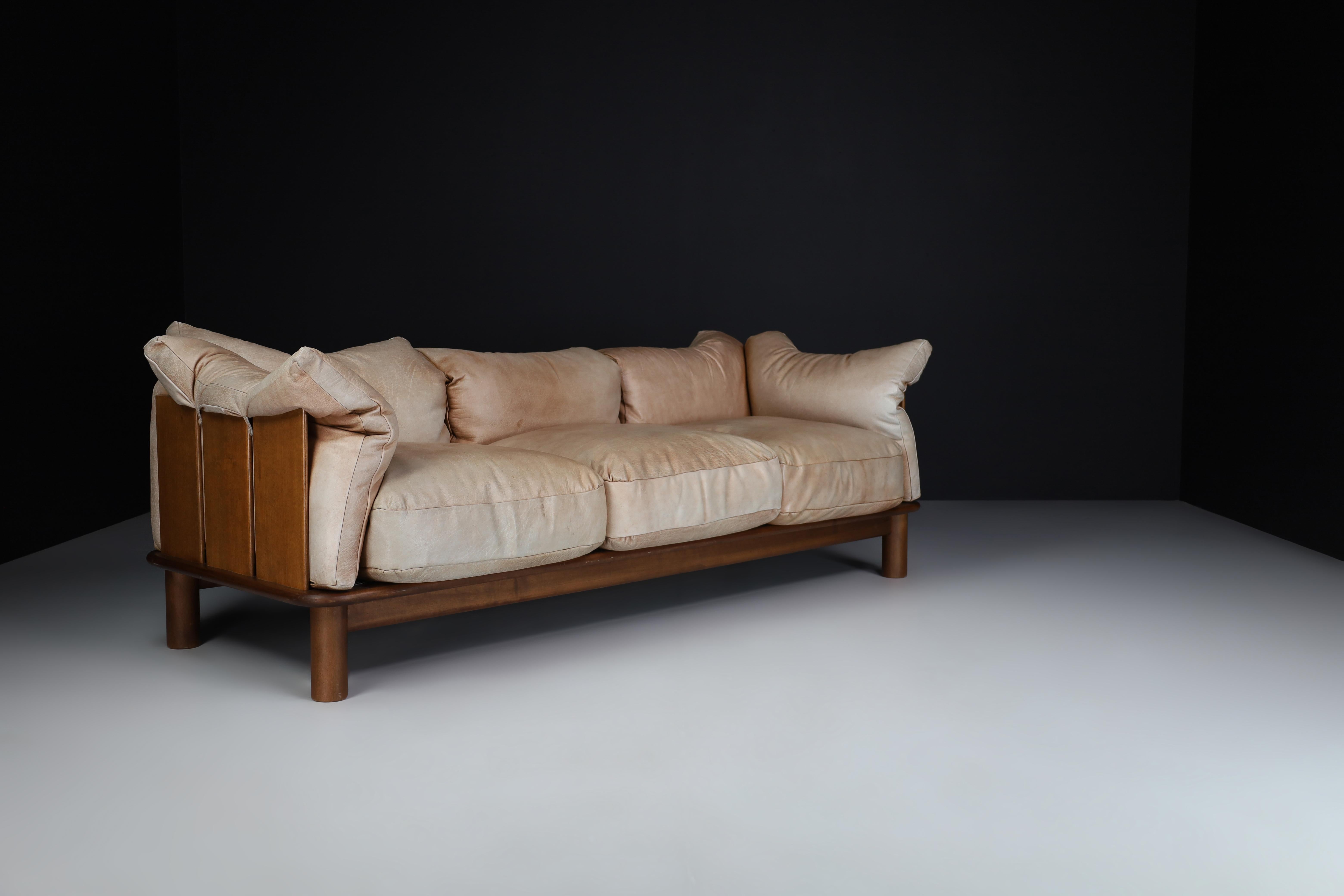 Italian Camel Leather and Walnut XL Sofa from De Pas, D'Urbino Lomazzi for Padova, Italy