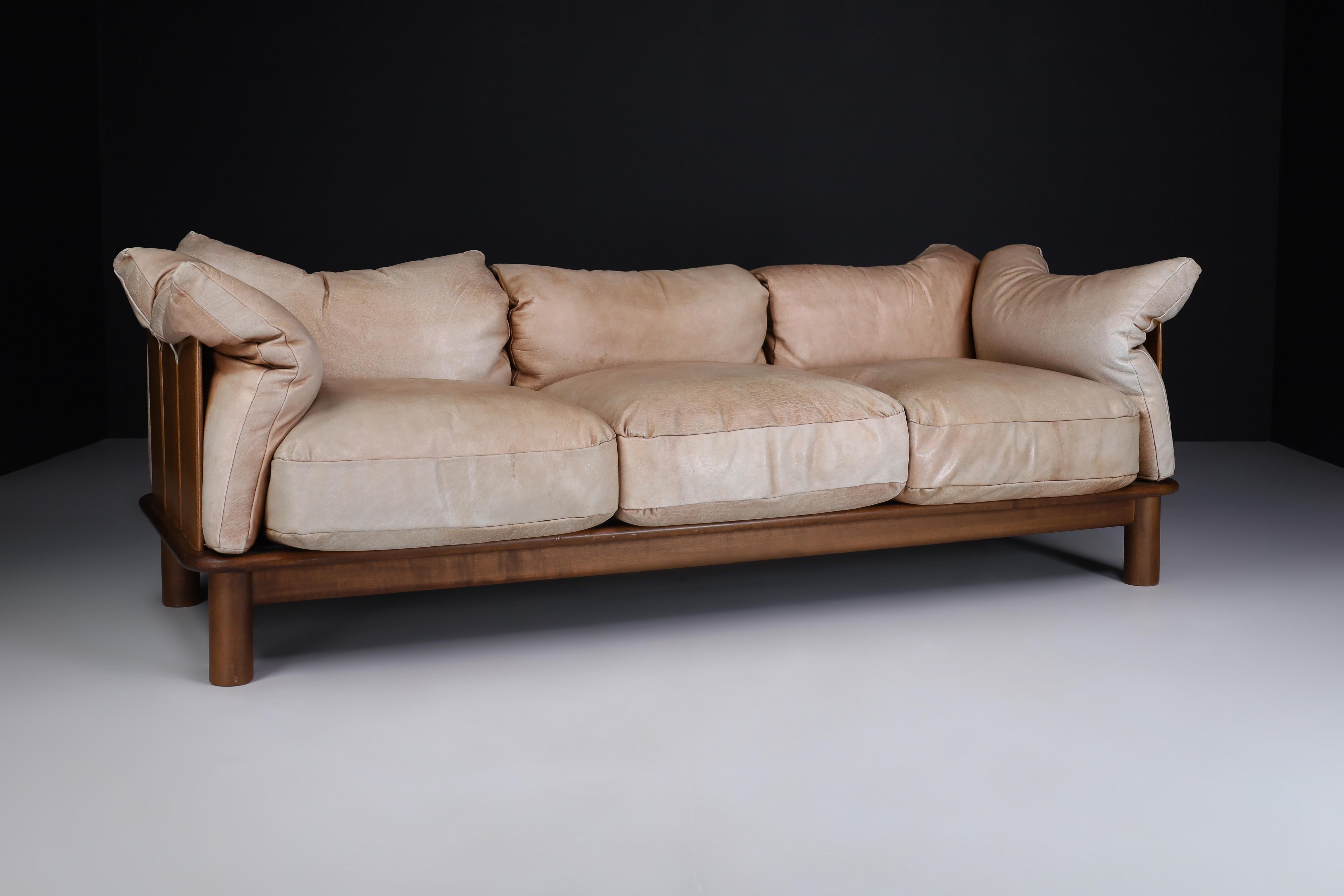 Camel Leather and Walnut XL Sofa from De Pas, D'Urbino Lomazzi for Padova, Italy In Good Condition In Almelo, NL