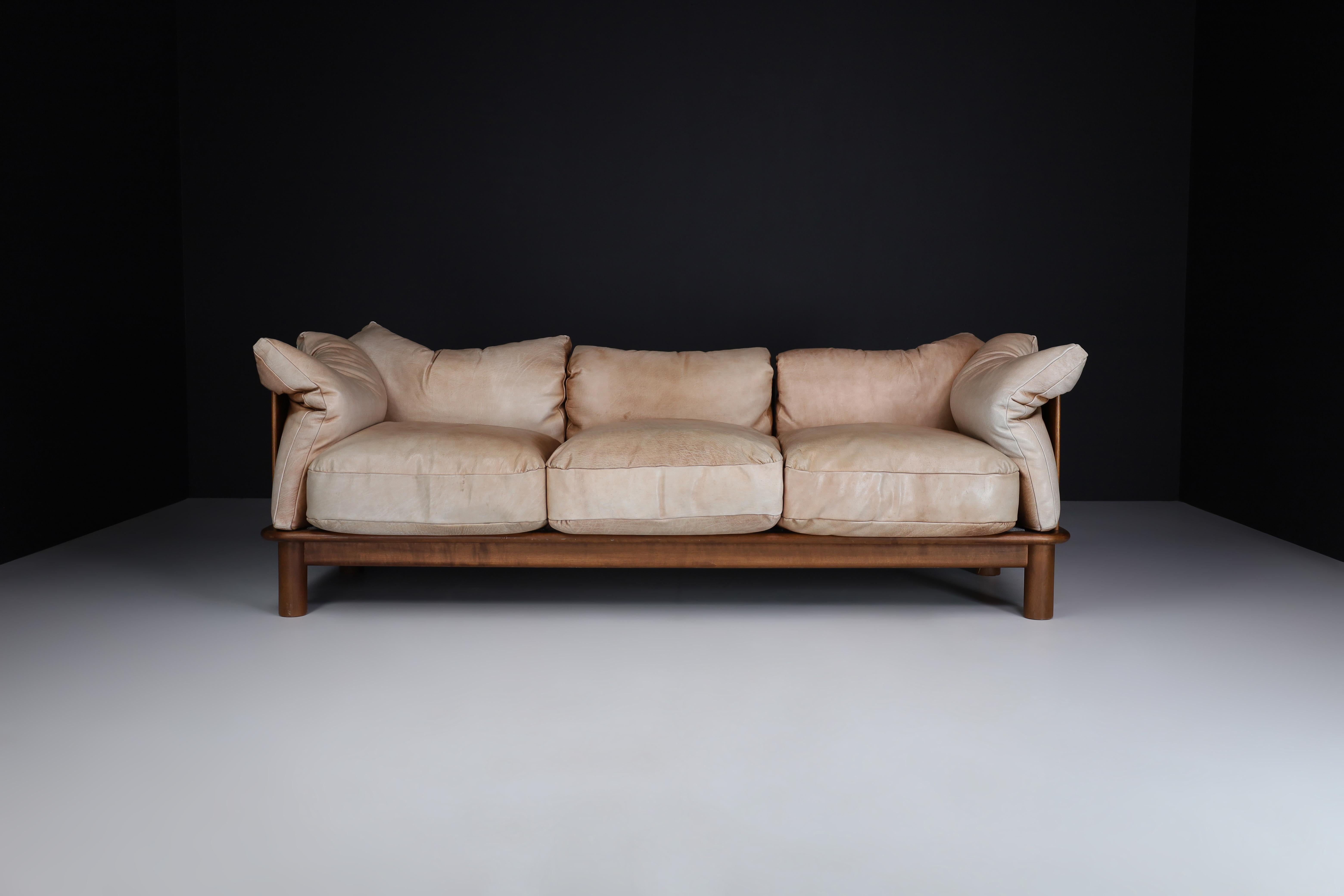 Late 20th Century Camel Leather and Walnut XL Sofa from De Pas, D'Urbino Lomazzi for Padova, Italy