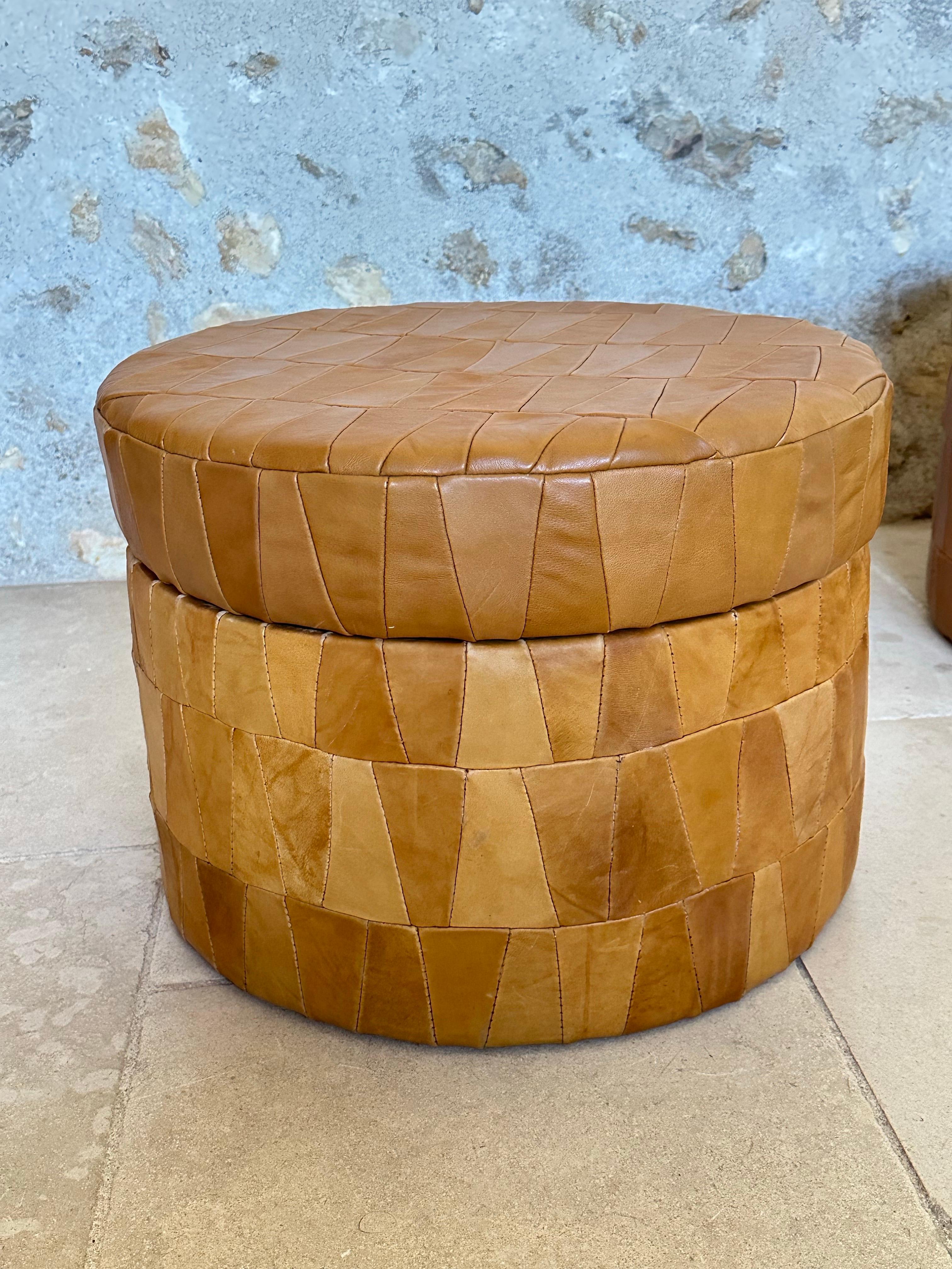 Mid-Century Modern Patchwork camel de sede ottoman rangement , cuir suisse années 70 en vente