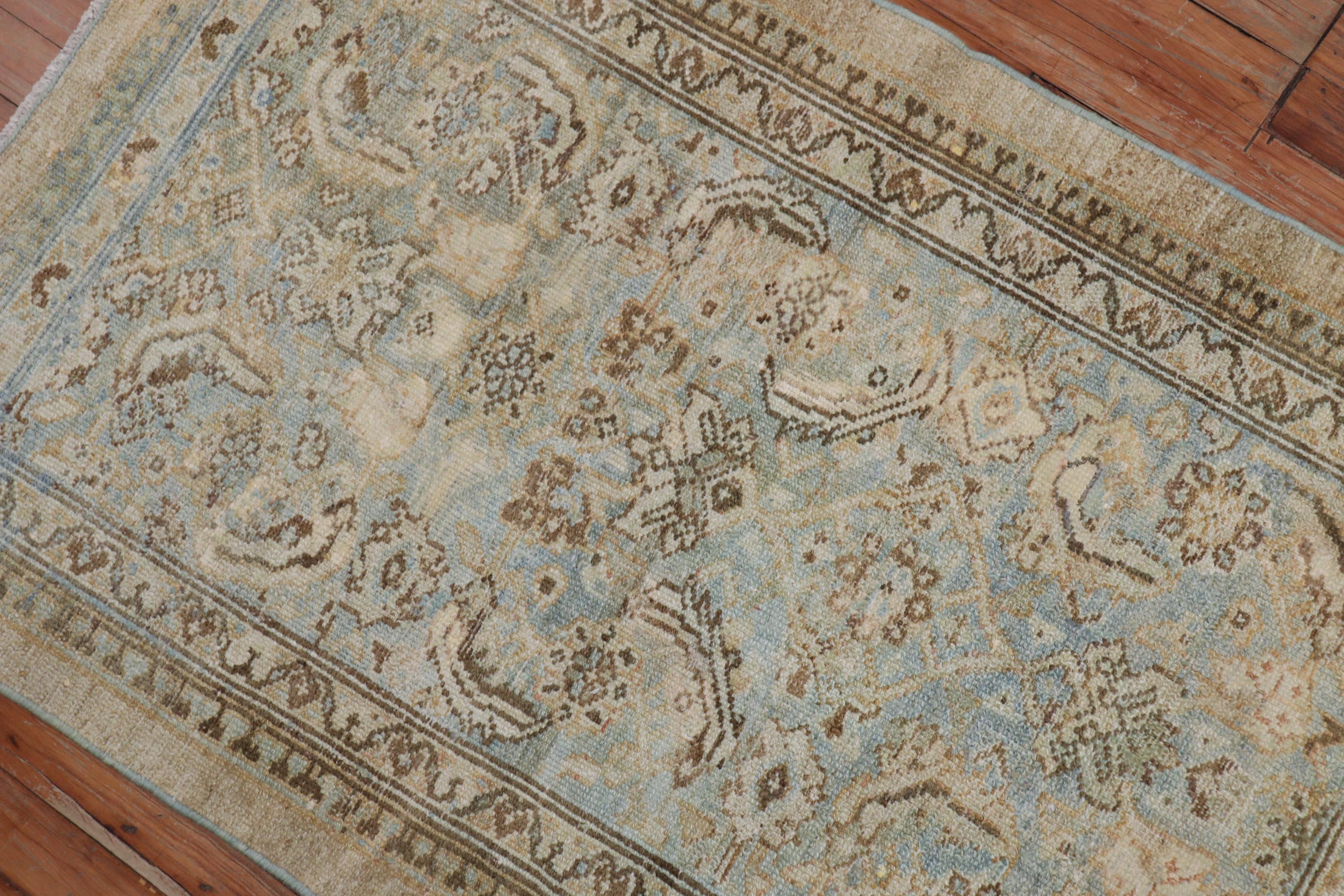 Tapis persan traditionnel Serab du début du XXe siècle, bleu poudre et accents camel.

Mesures : 2'7