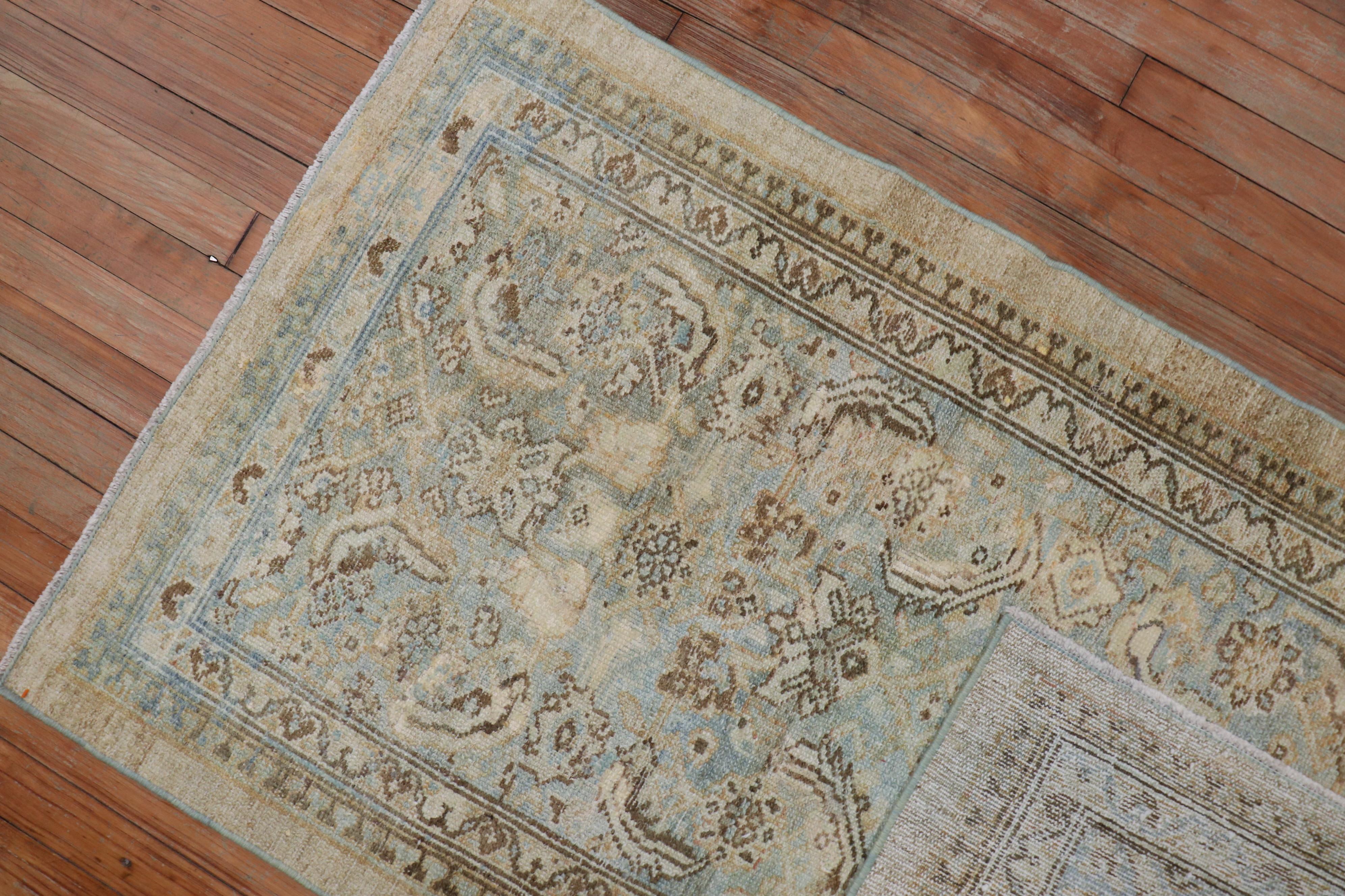 Tapis décoratif persan ancien Serab bleu poudré Bon état - En vente à New York, NY