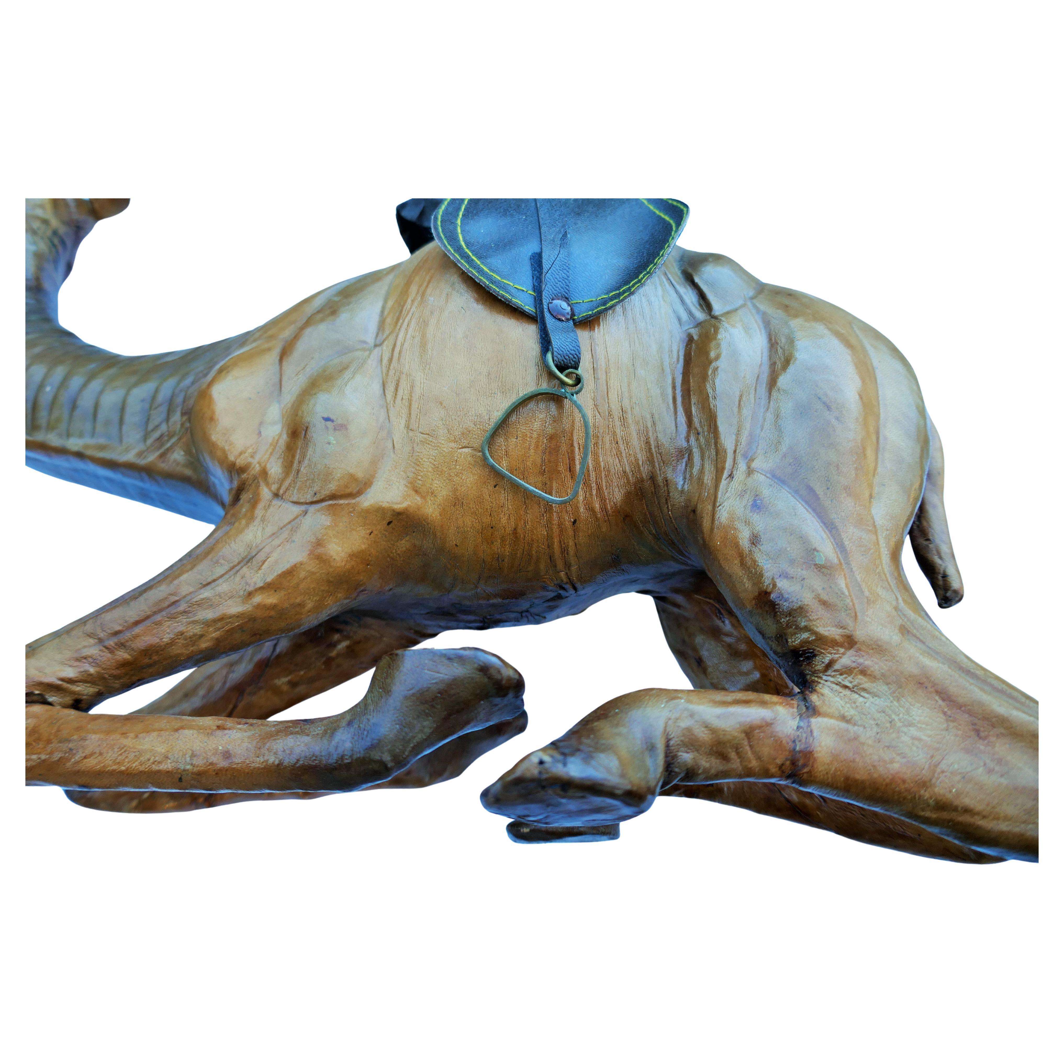 Pelle animale Camel sculpture attributed to Liberty London in vendita