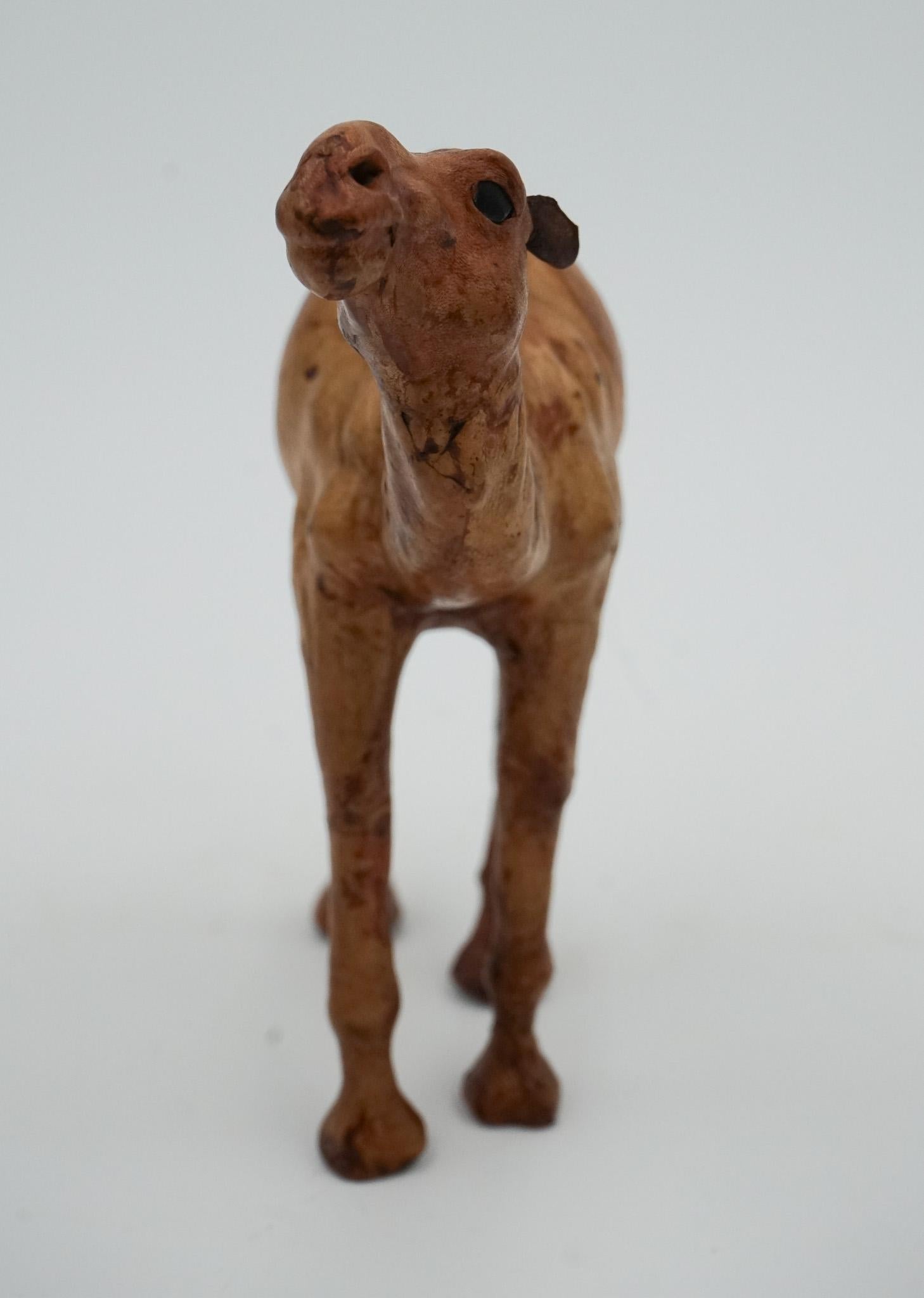 ESCULTURA DE CAMELLO CON  CUERO ENVEJECIDO SOBRE MADERA TALLADA A MANO DE LiBERTY'S LONDRES Europeo en venta