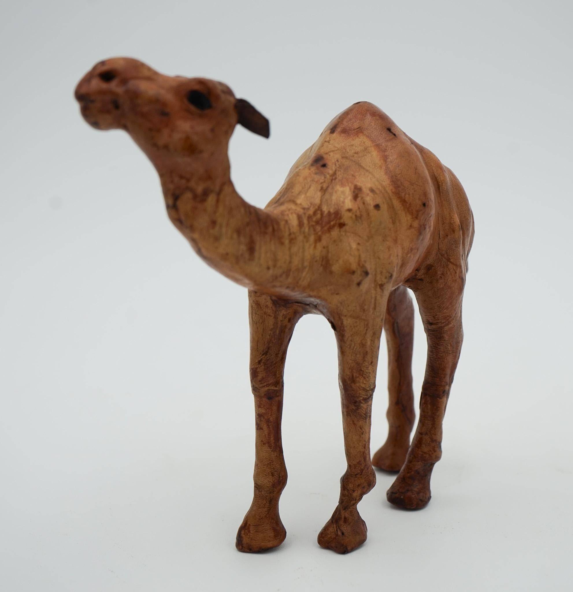 ESCULTURA DE CAMELLO CON  CUERO ENVEJECIDO SOBRE MADERA TALLADA A MANO DE LiBERTY'S LONDRES Hecho a mano en venta