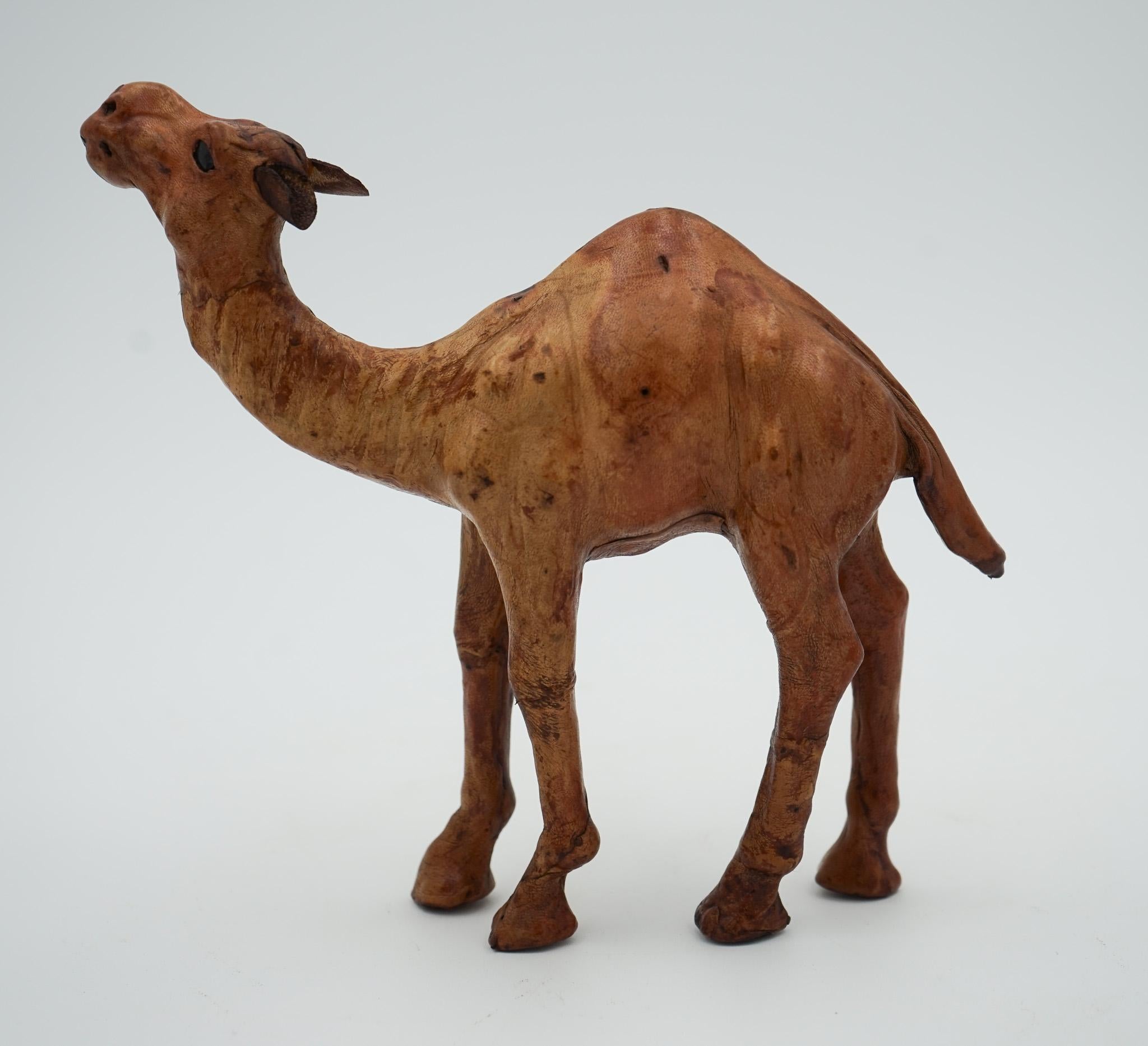ESCULTURA DE CAMELLO CON  CUERO ENVEJECIDO SOBRE MADERA TALLADA A MANO DE LiBERTY'S LONDRES en Bueno estado para la venta en Pulborough, GB