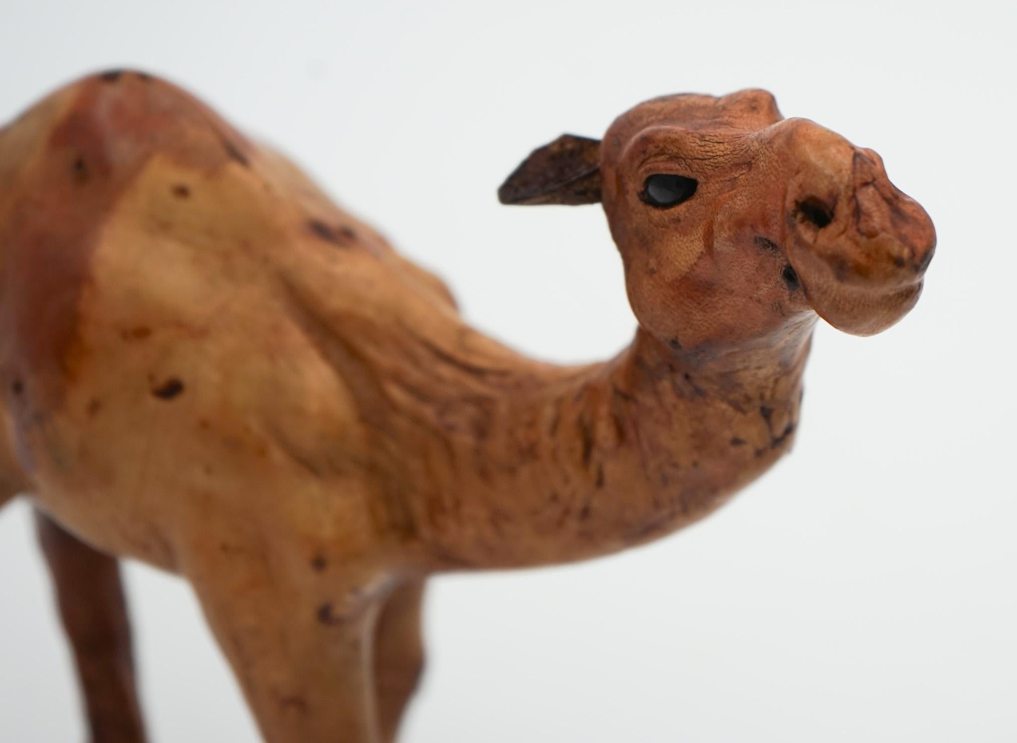 ESCULTURA DE CAMELLO CON  CUERO ENVEJECIDO SOBRE MADERA TALLADA A MANO DE LiBERTY'S LONDRES en venta 1