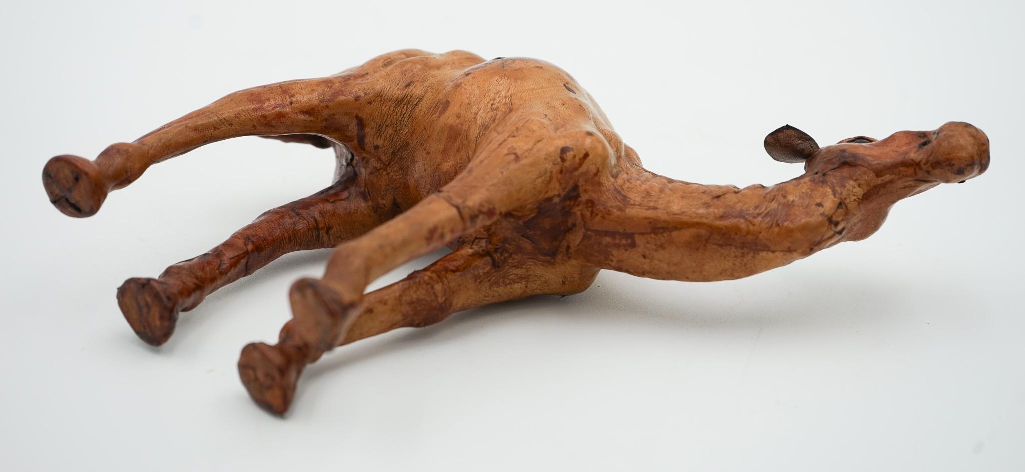 ESCULTURA DE CAMELLO CON  CUERO ENVEJECIDO SOBRE MADERA TALLADA A MANO DE LiBERTY'S LONDRES en venta 2