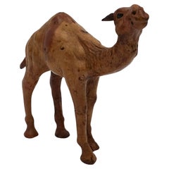 ESCULTURA DE CAMELLO CON  CUERO ENVEJECIDO SOBRE MADERA TALLADA A MANO DE LiBERTY'S LONDRES