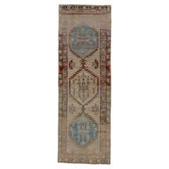 Tapis de couloir Sarab ancien de couleur camel, vers 1930